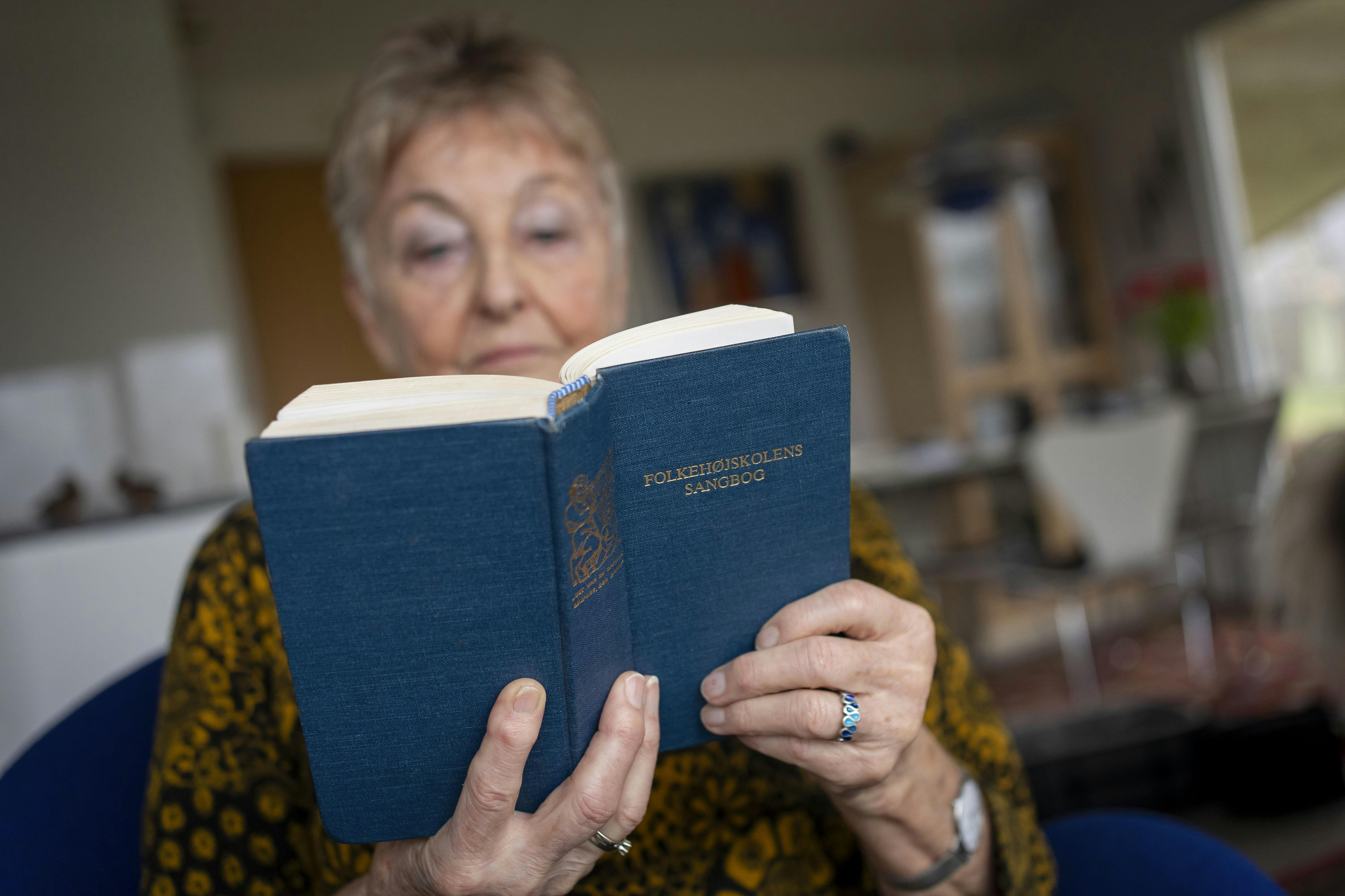 Inge har altid højskolesangbogen med sig, når hun er på vagt som våger, men bruger den sjældent.