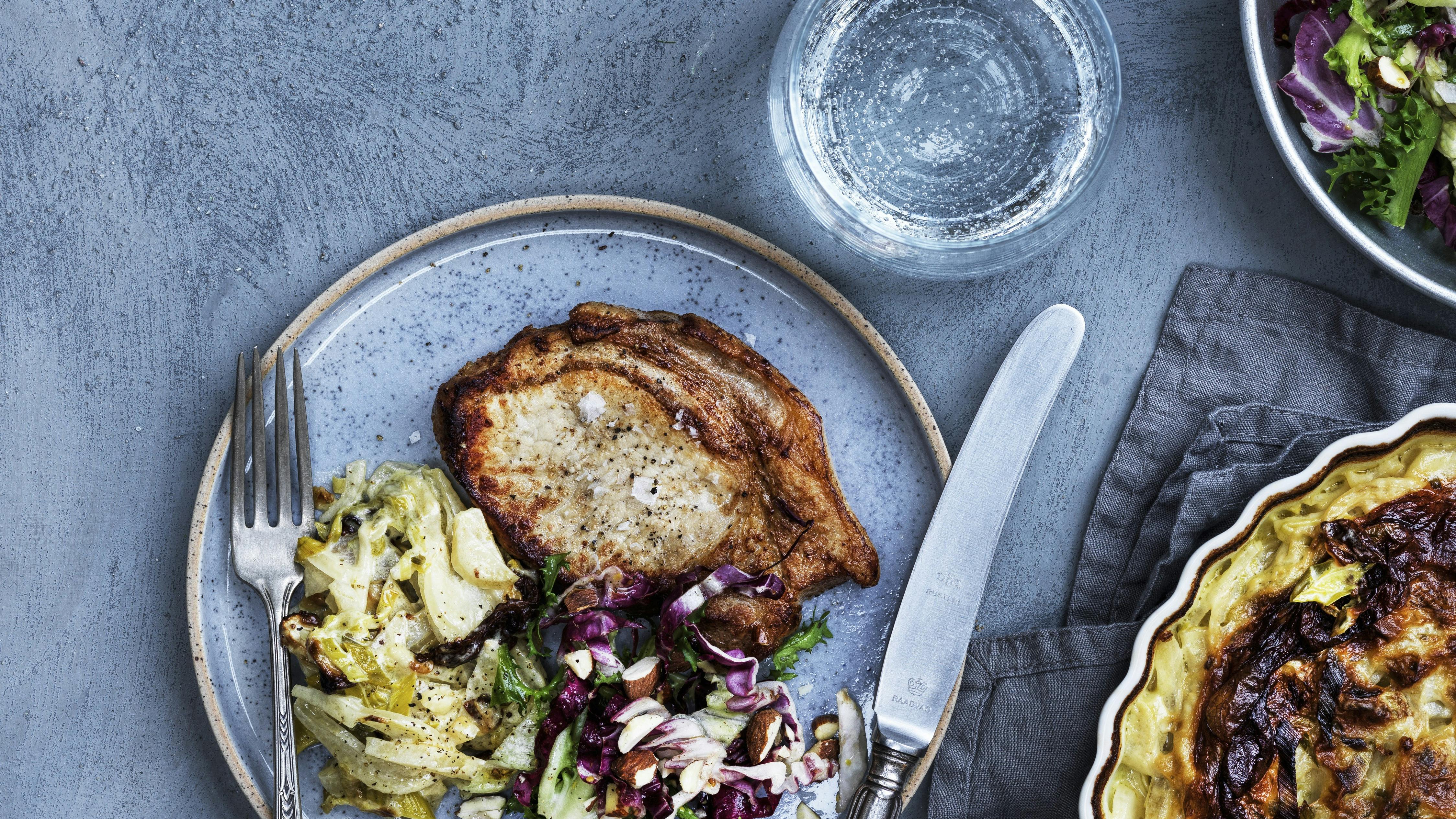 Koteletter med fennikel-porre-gratin