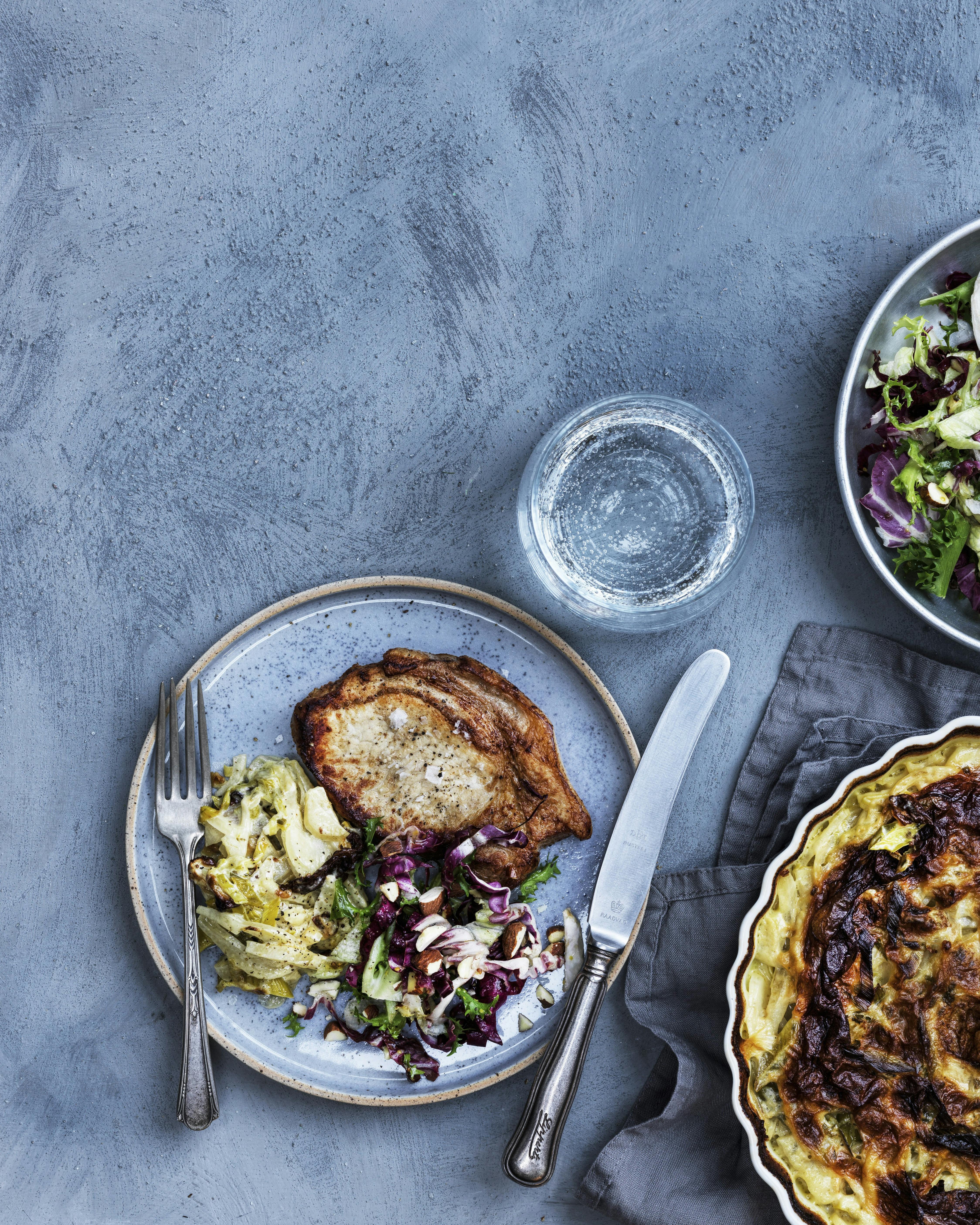 Koteletter med fennikel-porre-gratin