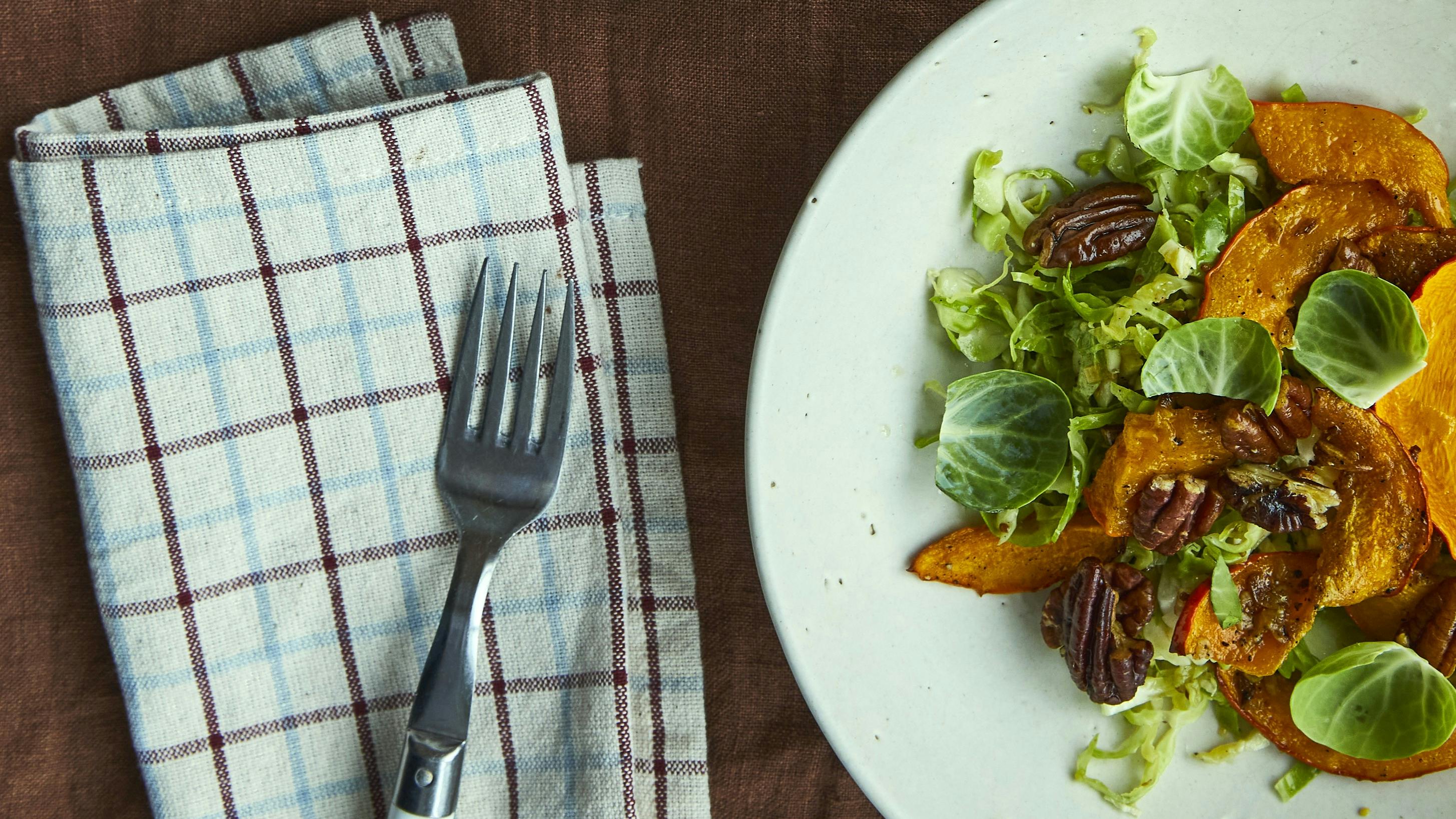 Bagt græskar med pekannødder, rå rosenkål og parmesandressing