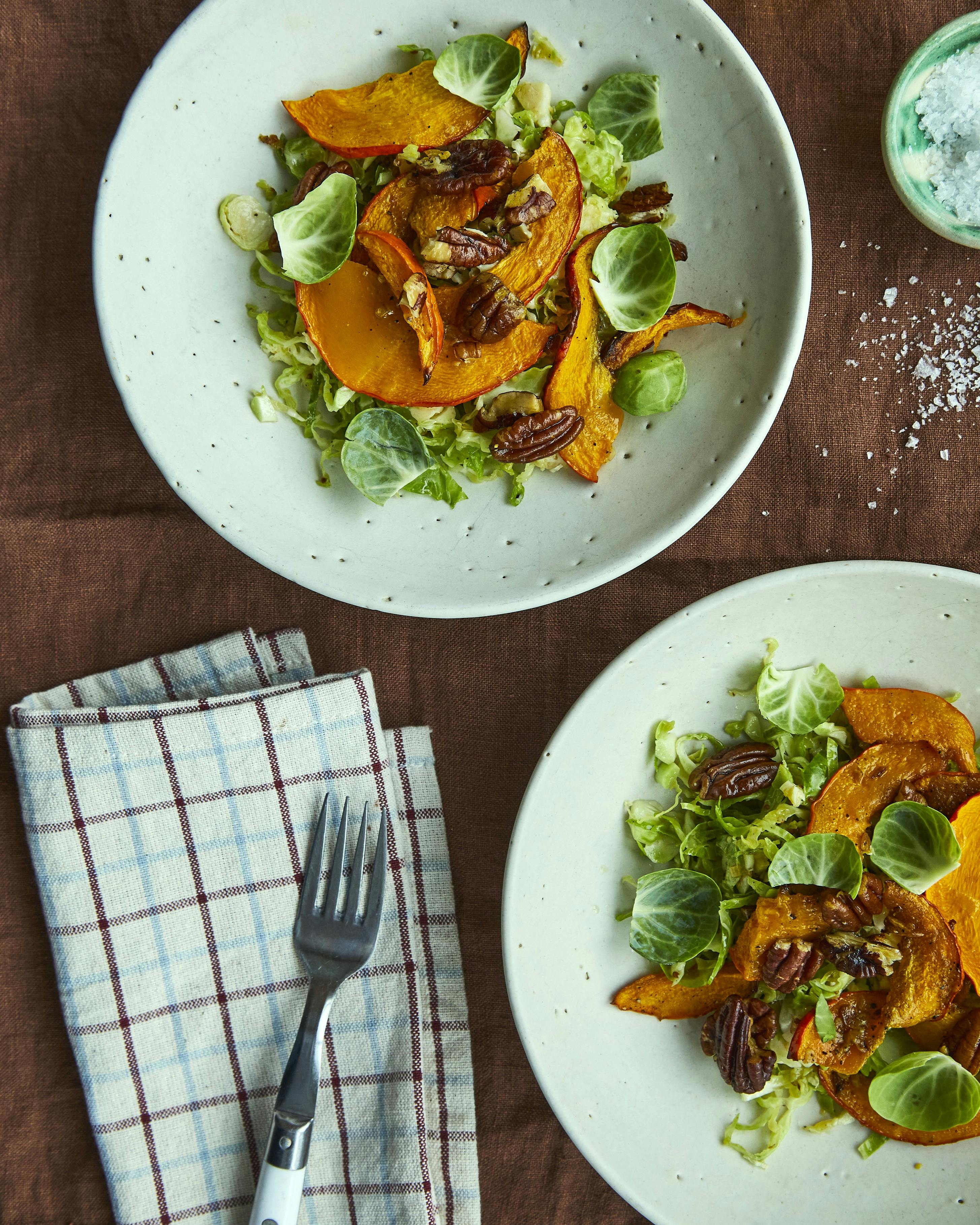 Bagt græskar med pekannødder, rå rosenkål og parmesandressing