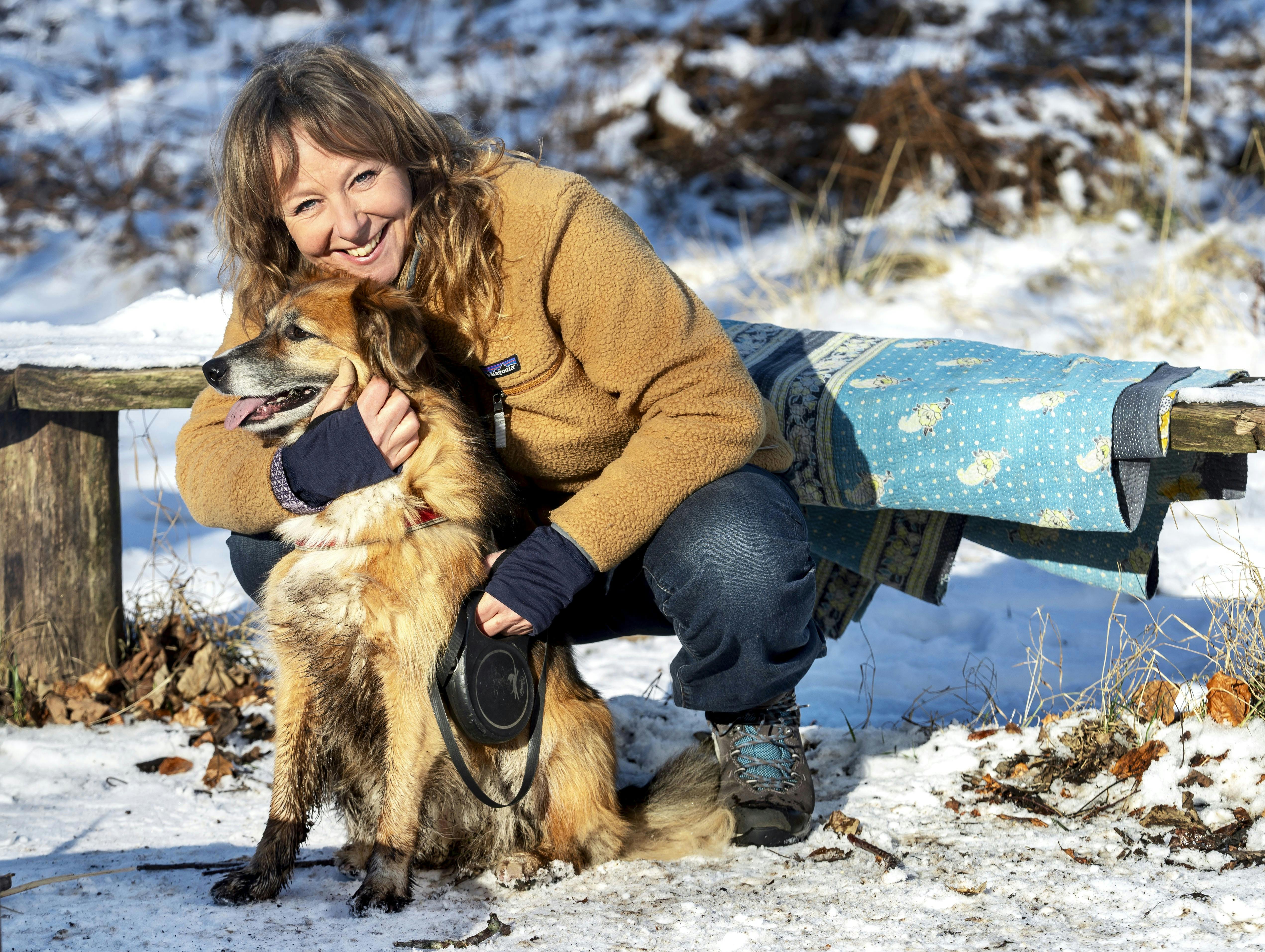 Nysgerrig på det tætte bånd, hun har med Alba, har Puk Elgård i sin nye bog - Verdens vilde venskab - sat sig for at undersøge det årtusindgamle forhold mellem hund og menneske.