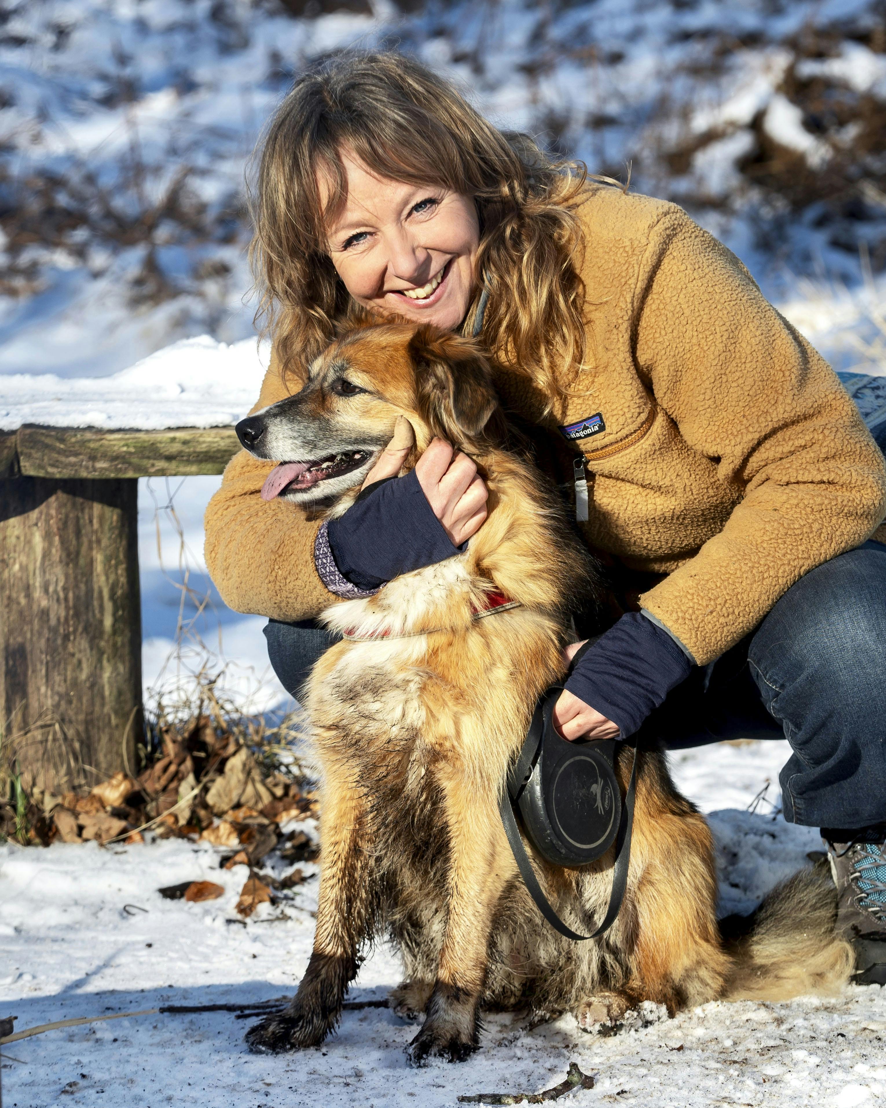 Nysgerrig på det tætte bånd, hun har med Alba, har Puk Elgård i sin nye bog - Verdens vilde venskab - sat sig for at undersøge det årtusindgamle forhold mellem hund og menneske.
