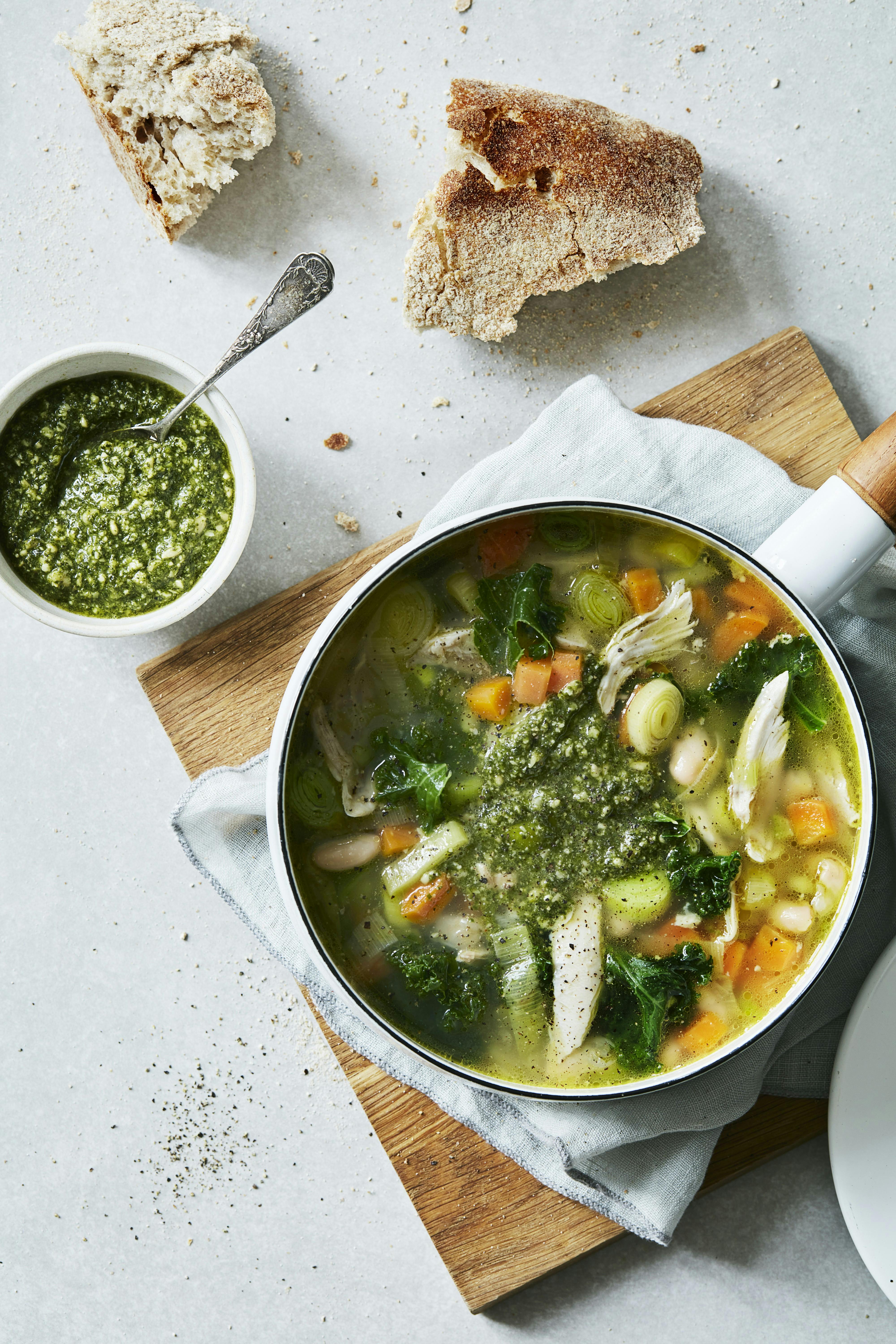Rustik kyllingesuppe med grøntsager og pesto