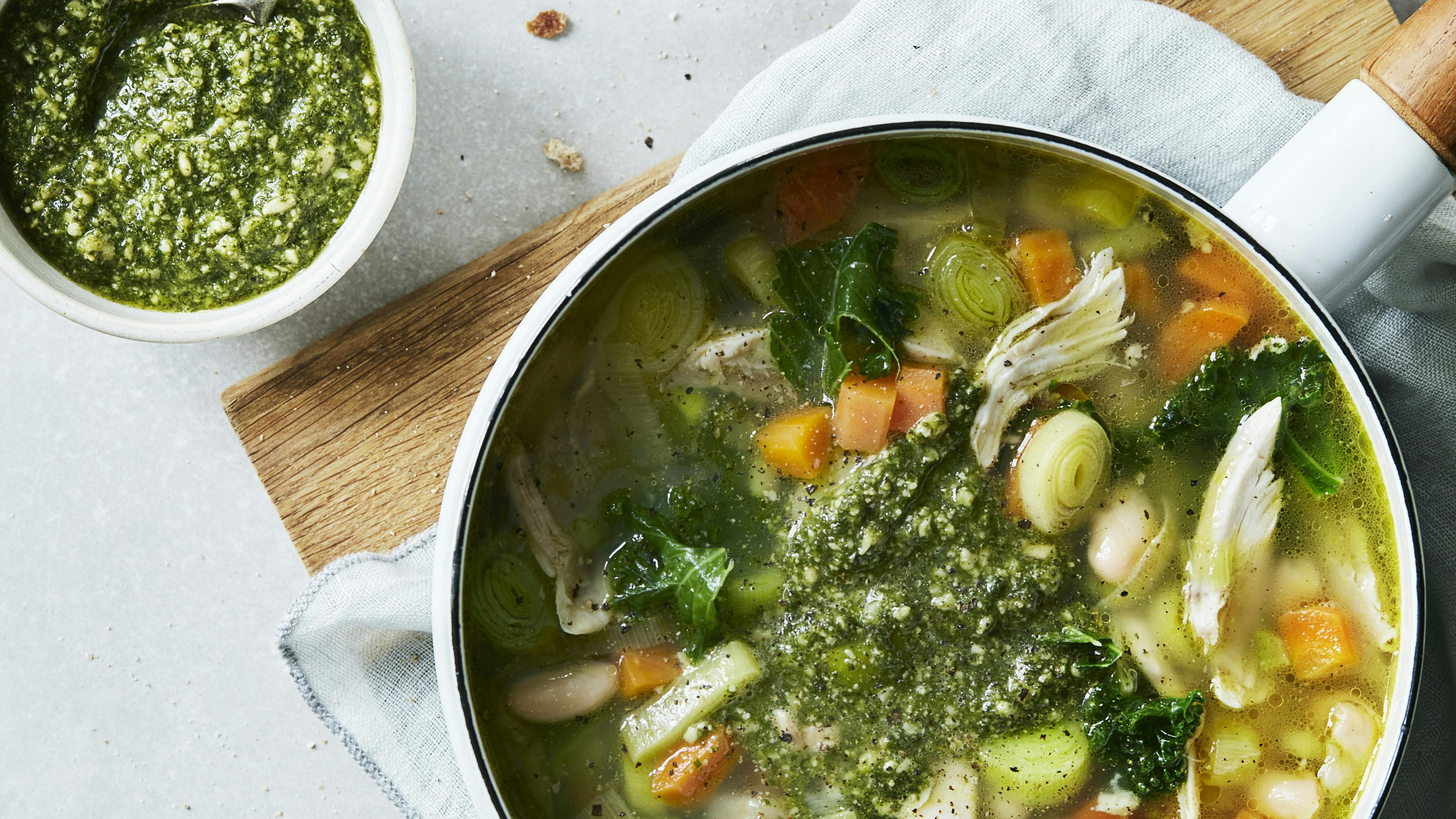 Rustik kyllingesuppe med grøntsager og pesto