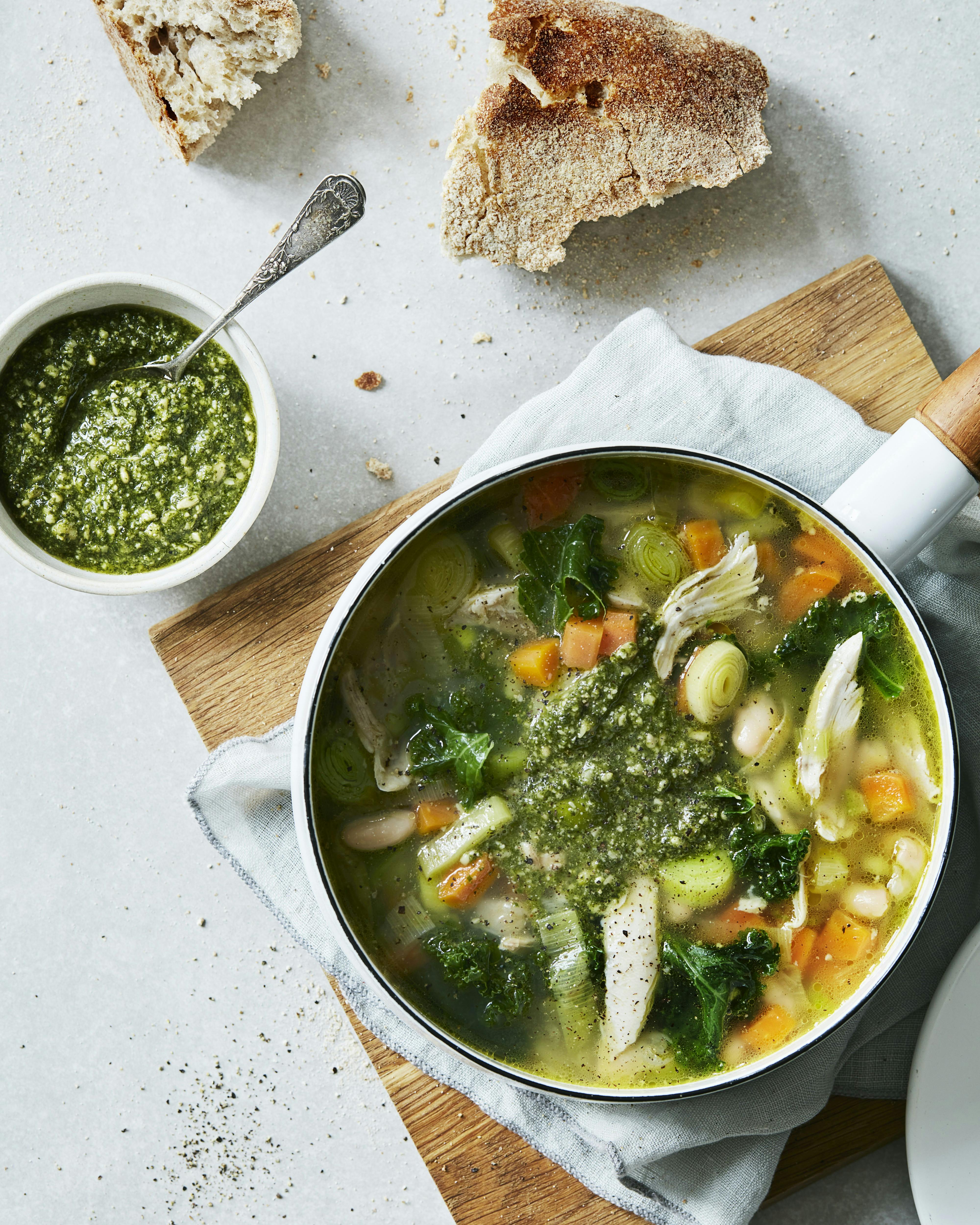 Rustik kyllingesuppe med grøntsager og pesto