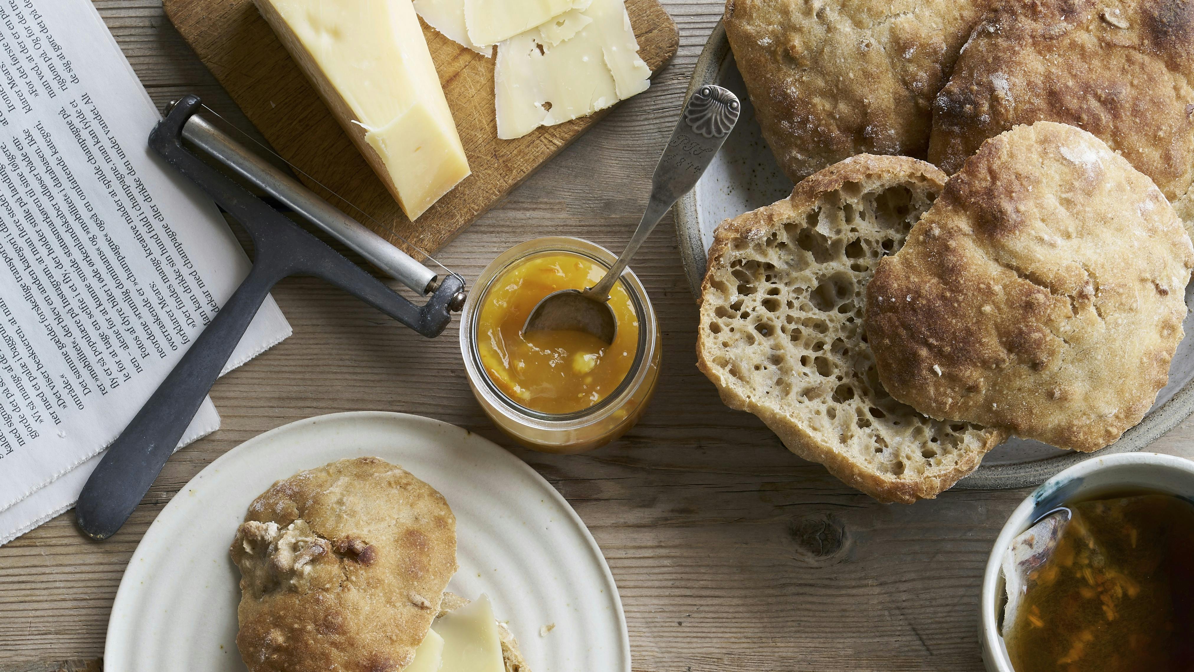 Koldhævede boller med solsikkekerner