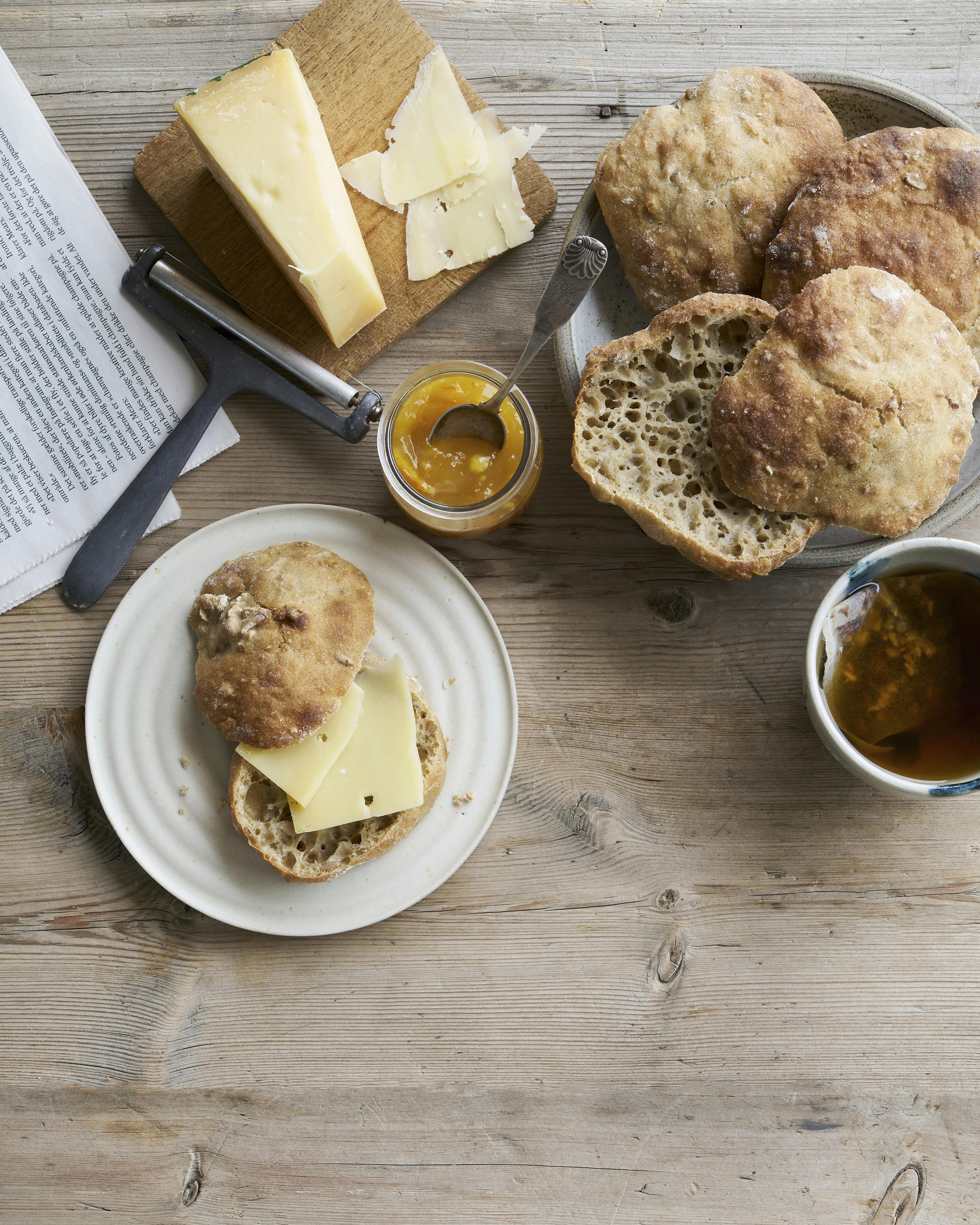Koldhævede boller med solsikkekerner