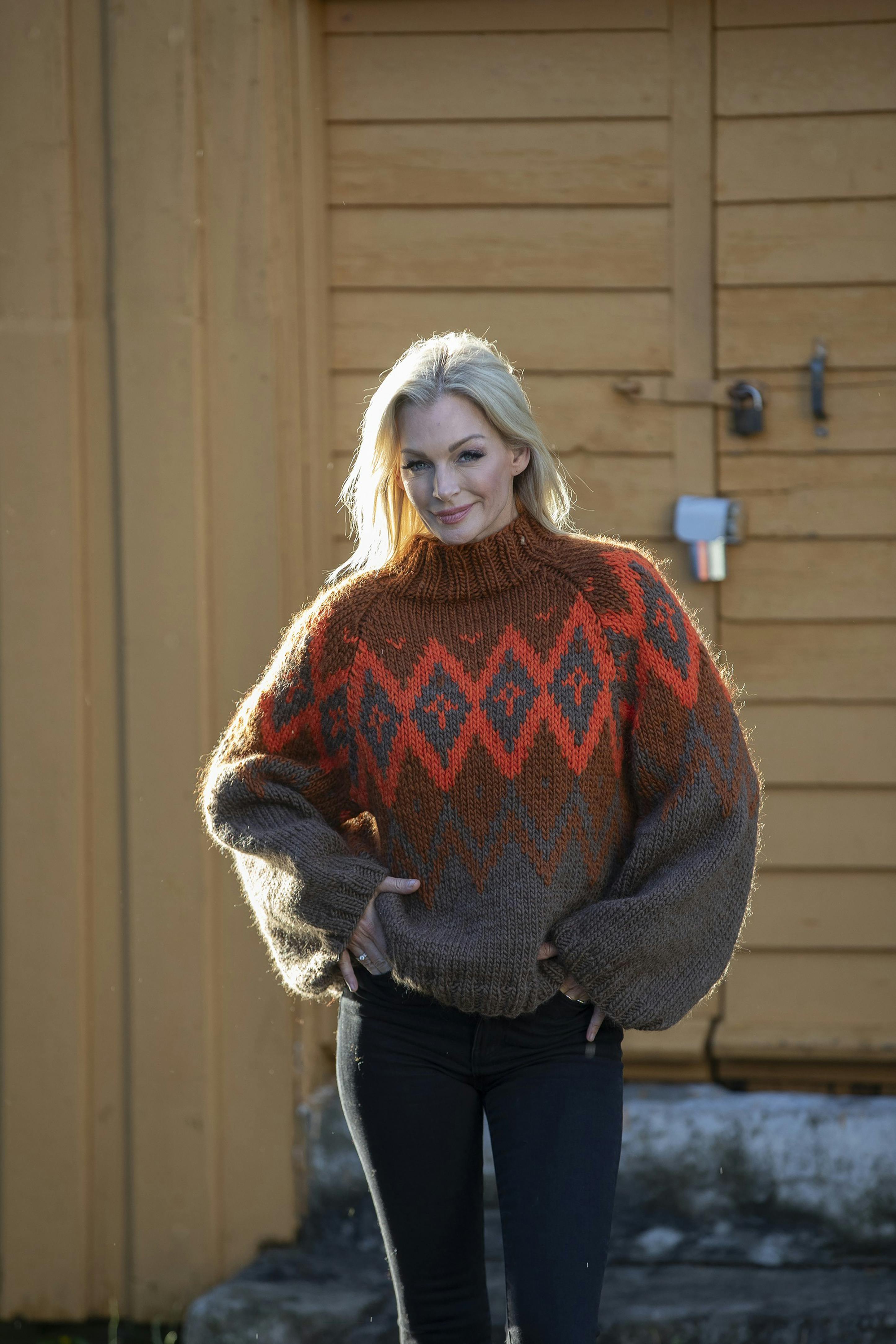 Sweater i brændte farver