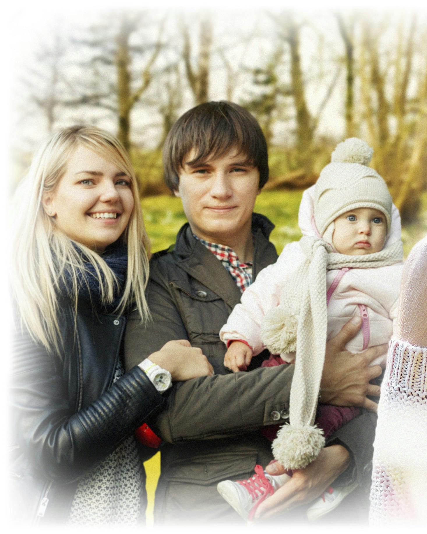 Kvinde med børn i baggrunden