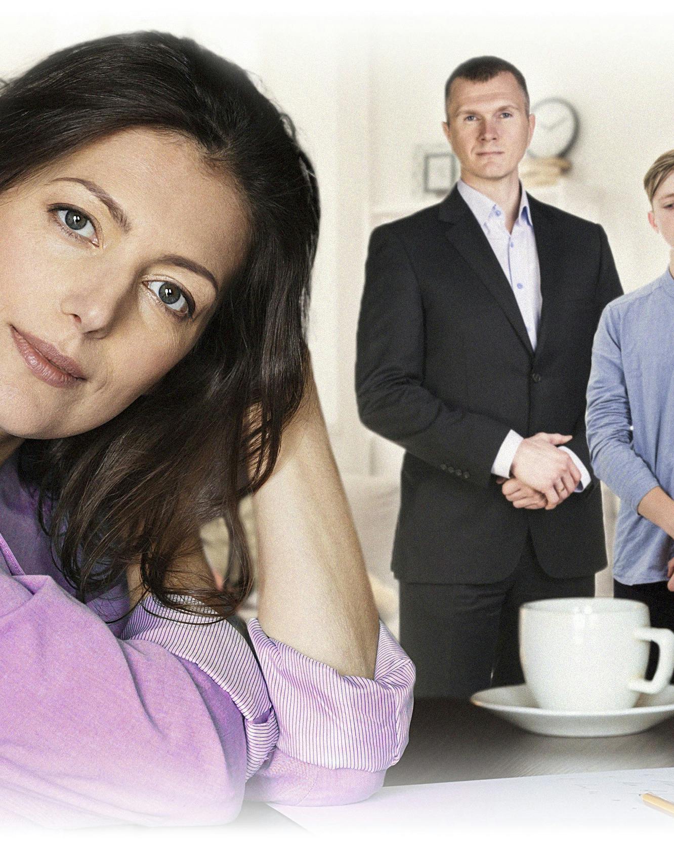 Kvinde i forgrunden mand og søn i baggrunden