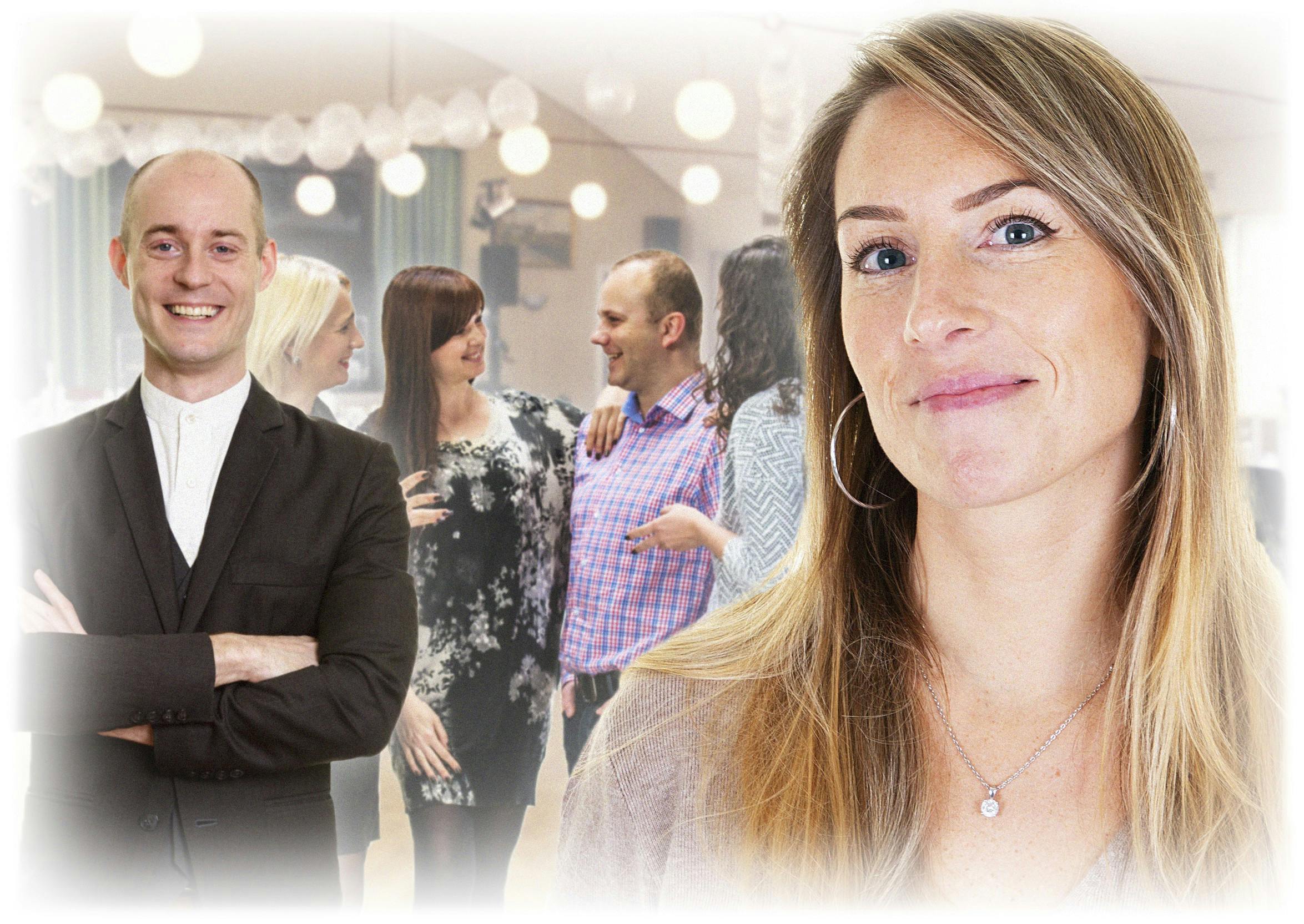 Kvinde i forgrunden med klassekammerater bag sig