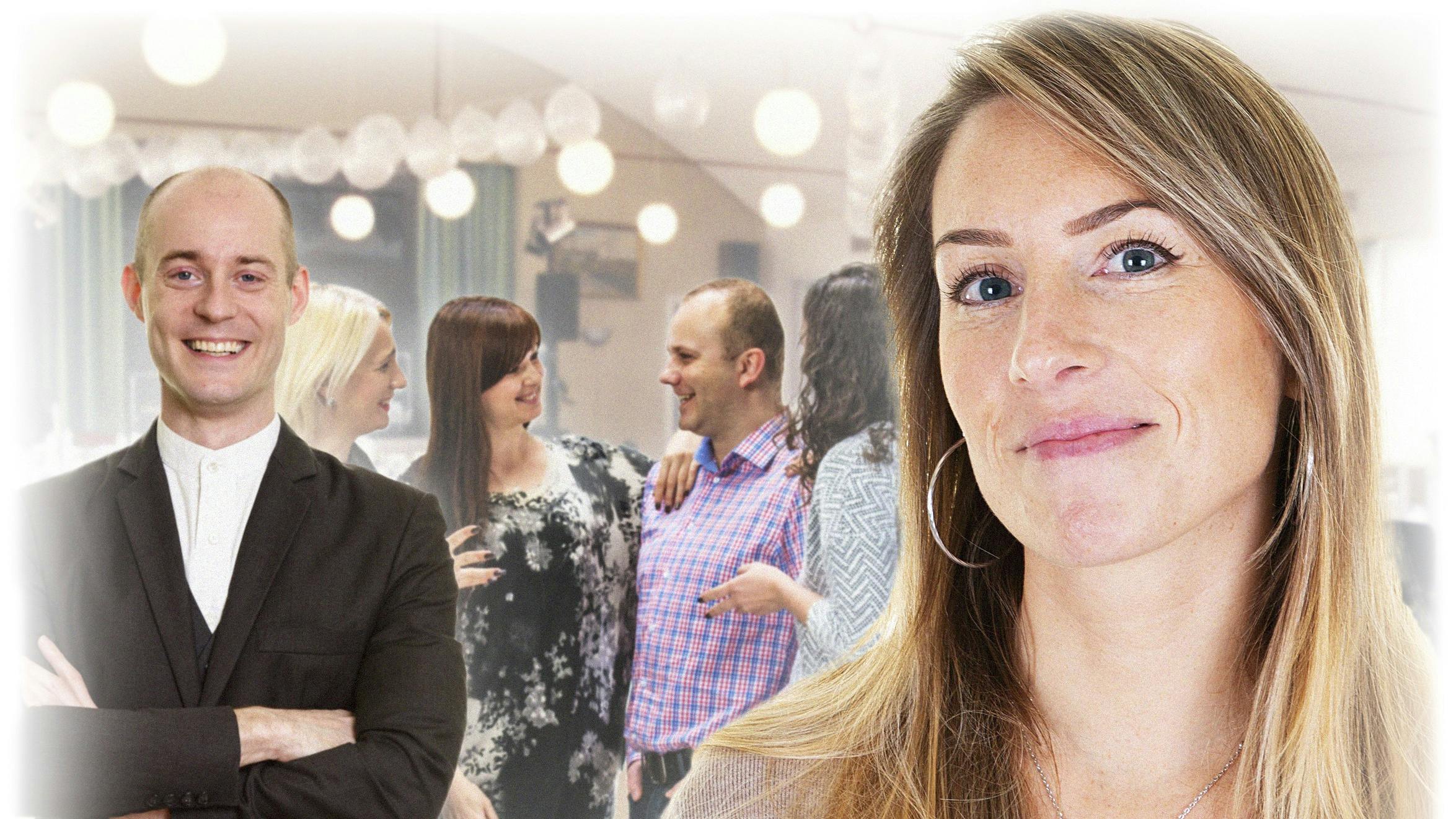 Kvinde i forgrunden med klassekammerater bag sig