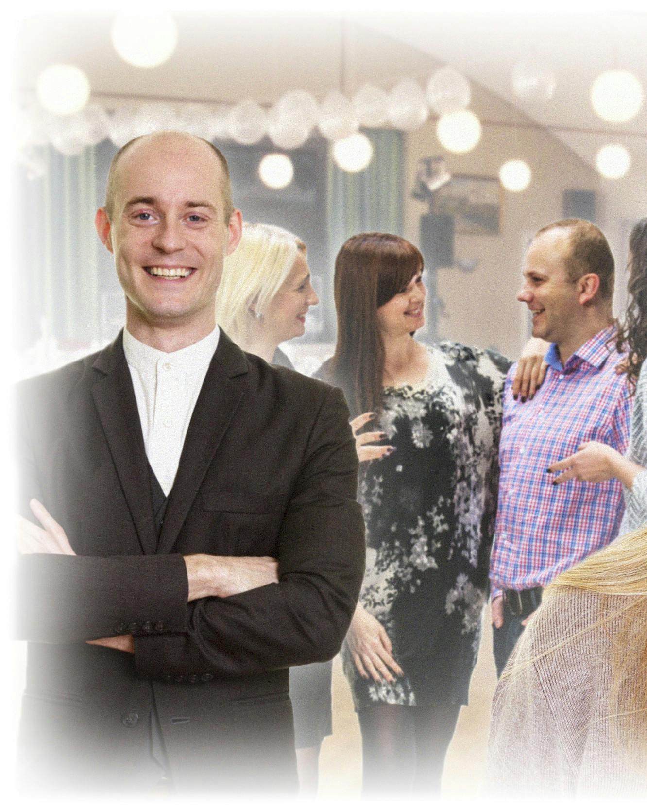 Kvinde i forgrunden med klassekammerater bag sig