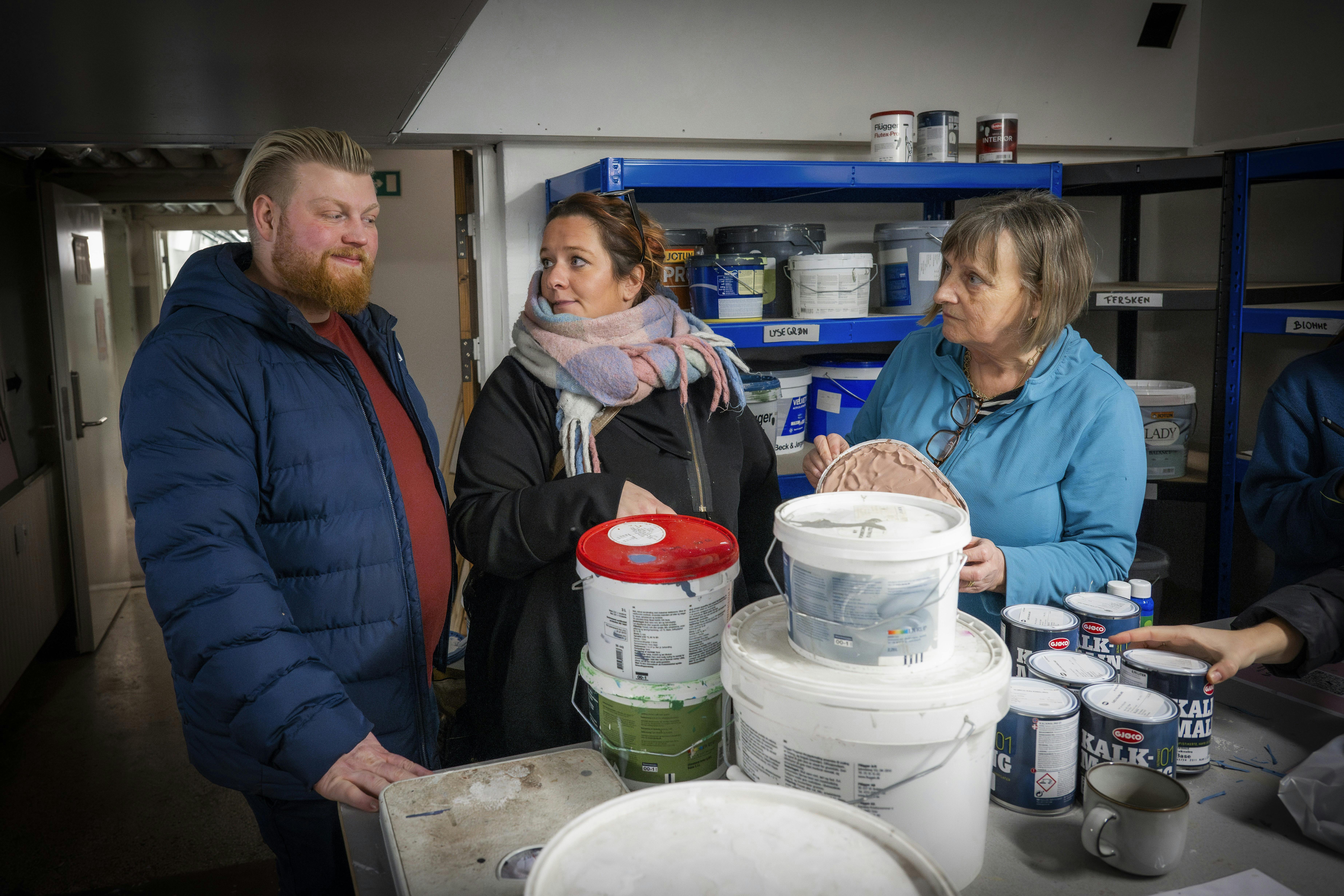 Kasper og Louise er begge på SU og drømmer om at skabe et fælles hjem i farver, men den slags koster. Lisbeth, som er frivillig, guider til forskellige typer maling.