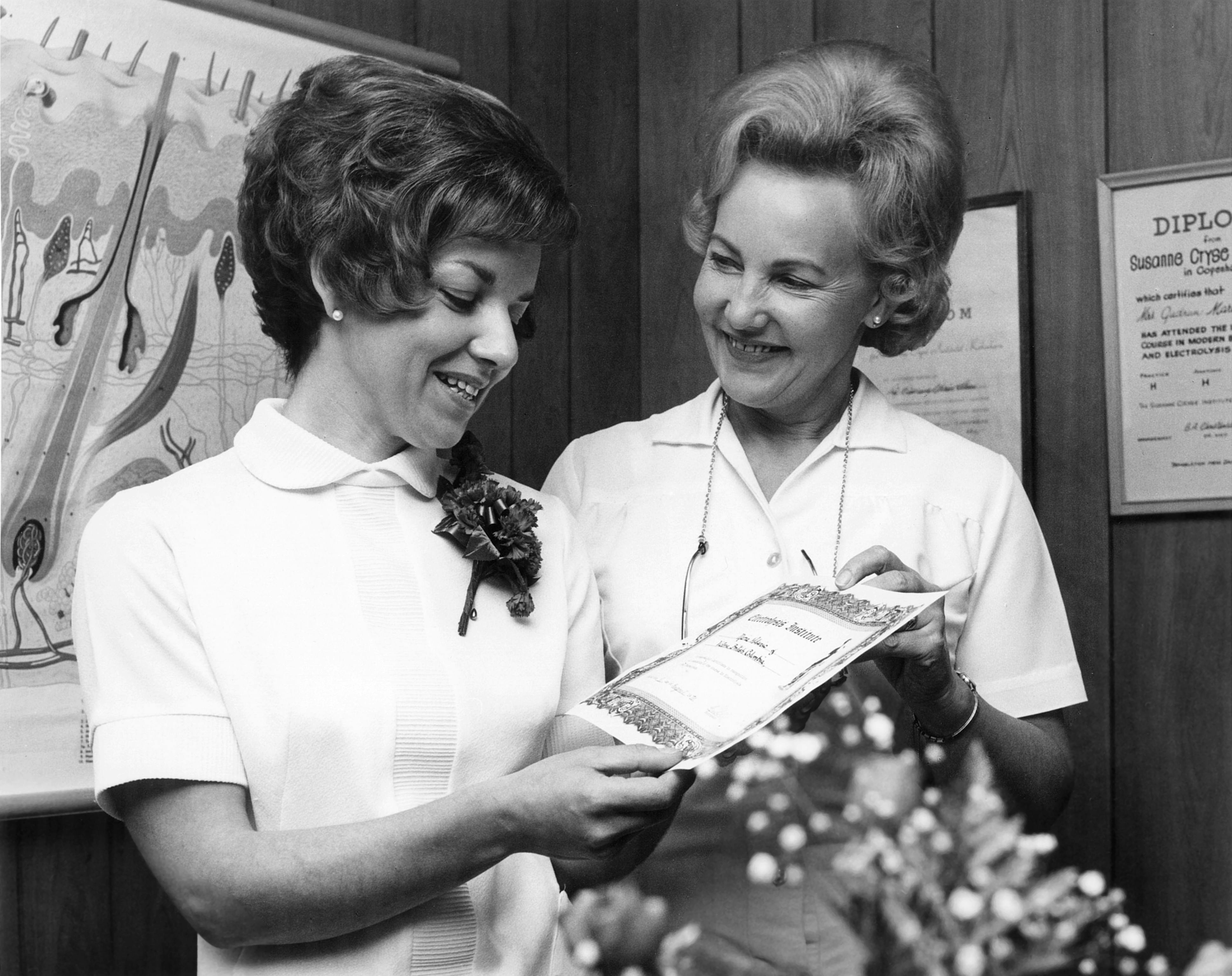 Gudrun Mortensen,der var enke efter modstandsmanden Evald, emigrerede siden til Canada, hvor hun etablerede Electrolysis Institute i Victoria, Vancouver Island. Her ses hun med en af sine nyuddannede elever. Billedet er fra omkring 1970.