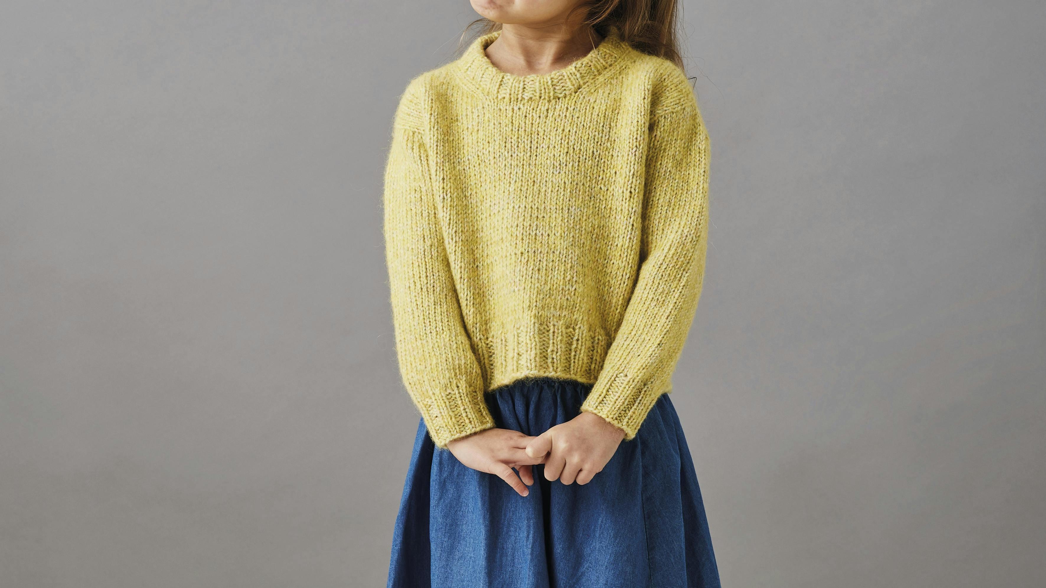 Sweater med sænket skulder i farven gul