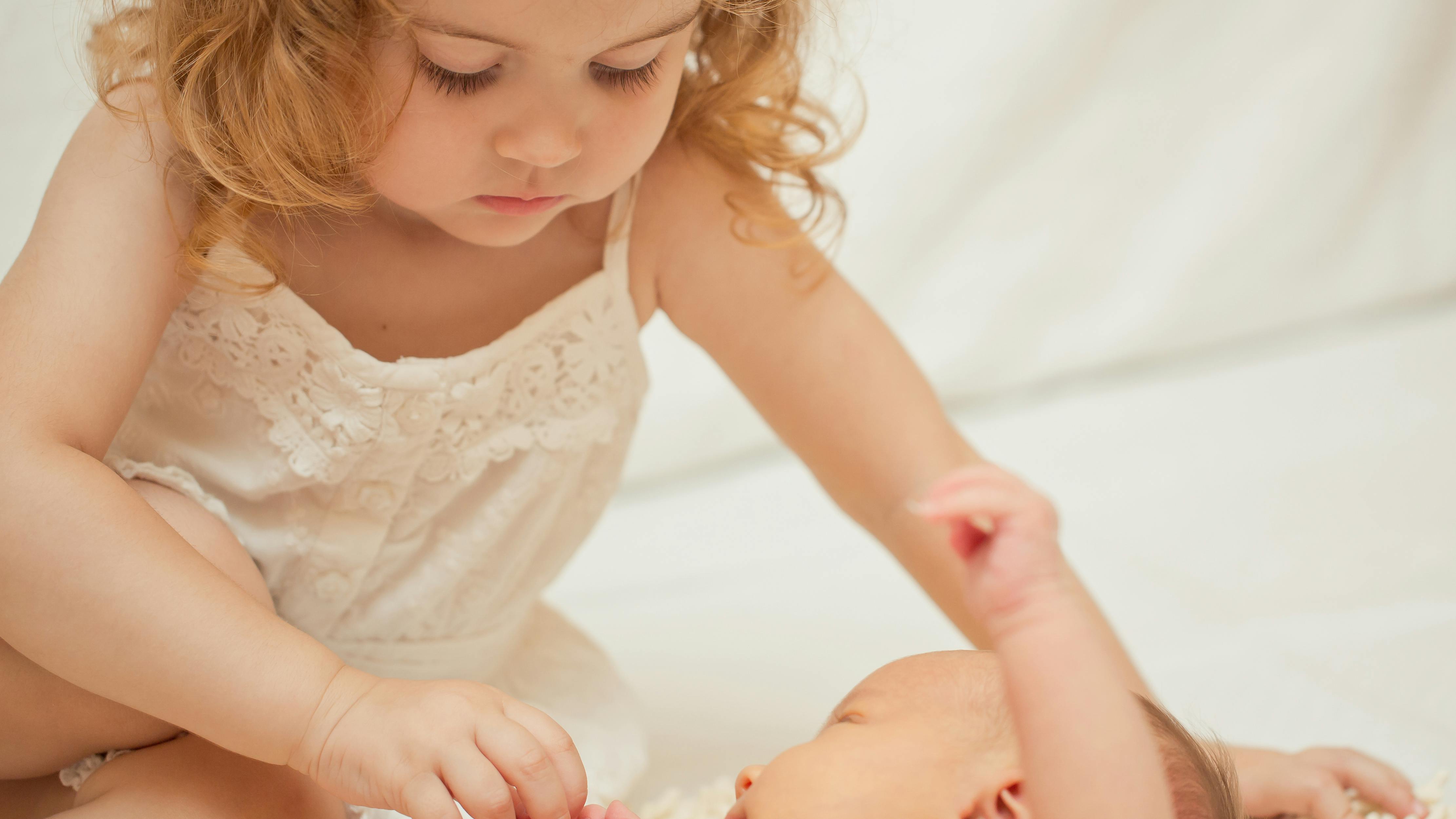 Storesøster med sin helt nye lillebror.