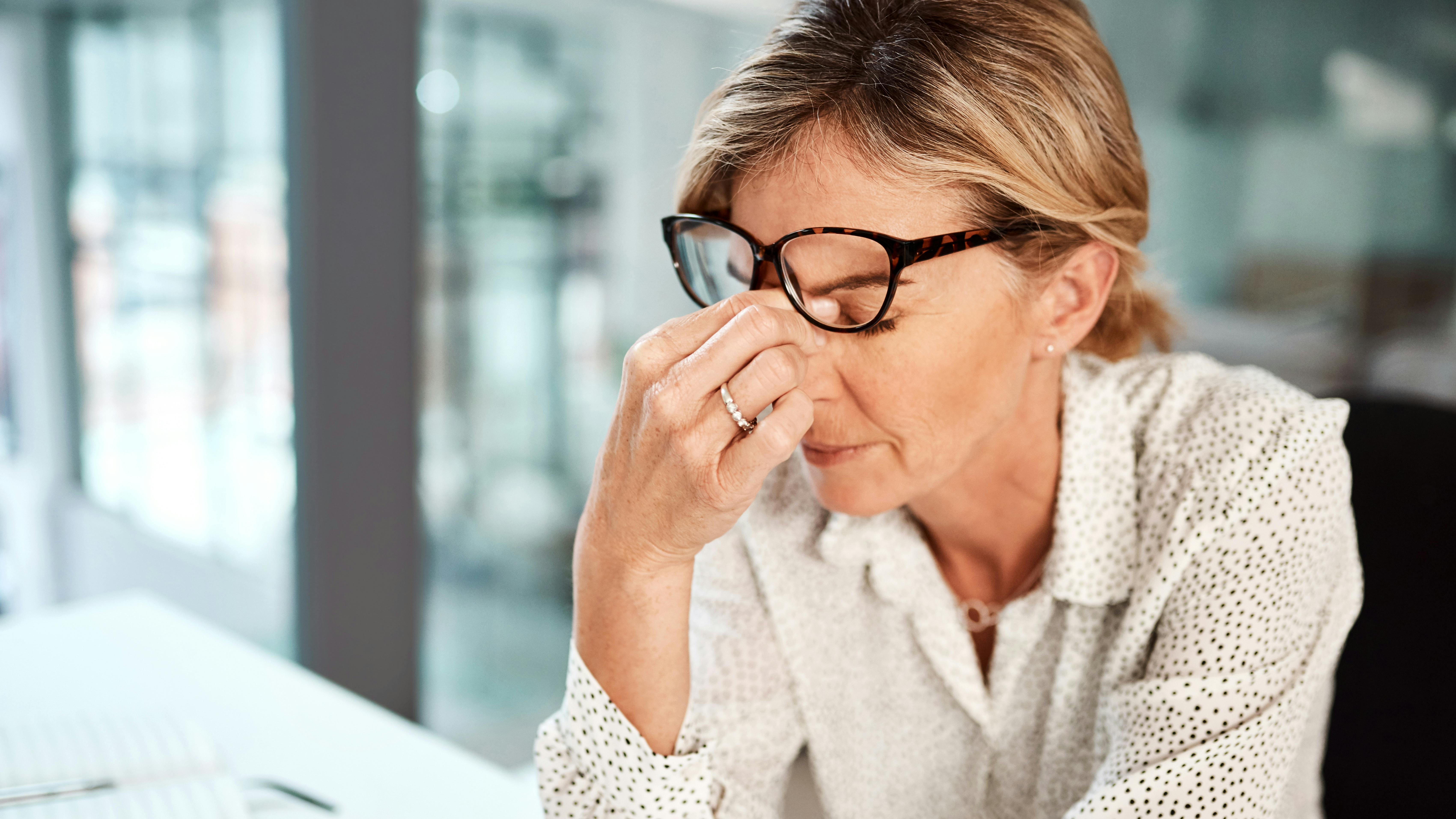 Træt kvinde med hovedpine