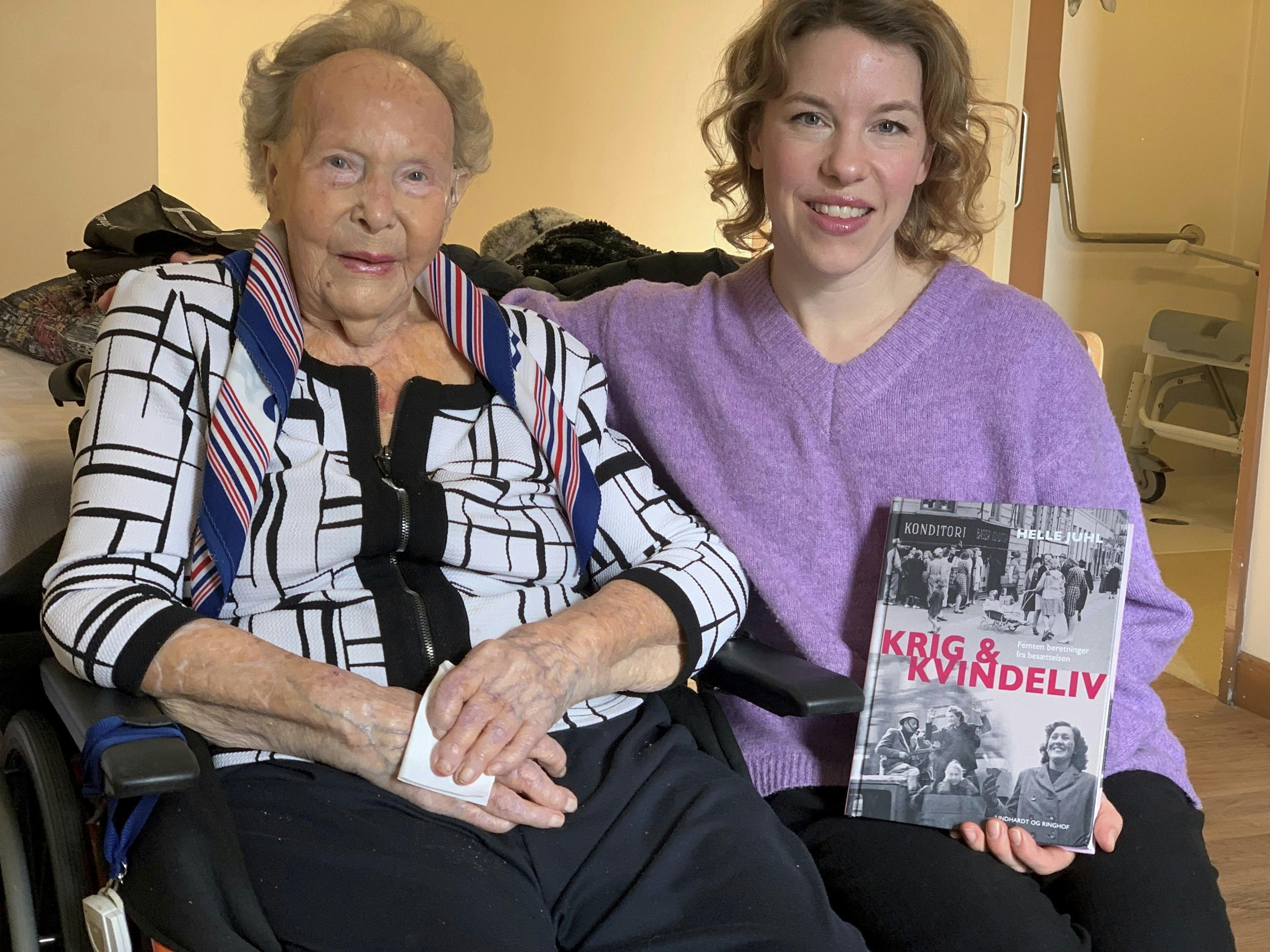 Gudrun Mortensen, enke efter modstandsmand, gift igen og bosat i Canada, med sit barnebarn Charlene og bogen "Krig & kvindeliv" af Helle Juhl, der blandt andet rummer et kapitel om Gudruns livshistorie.