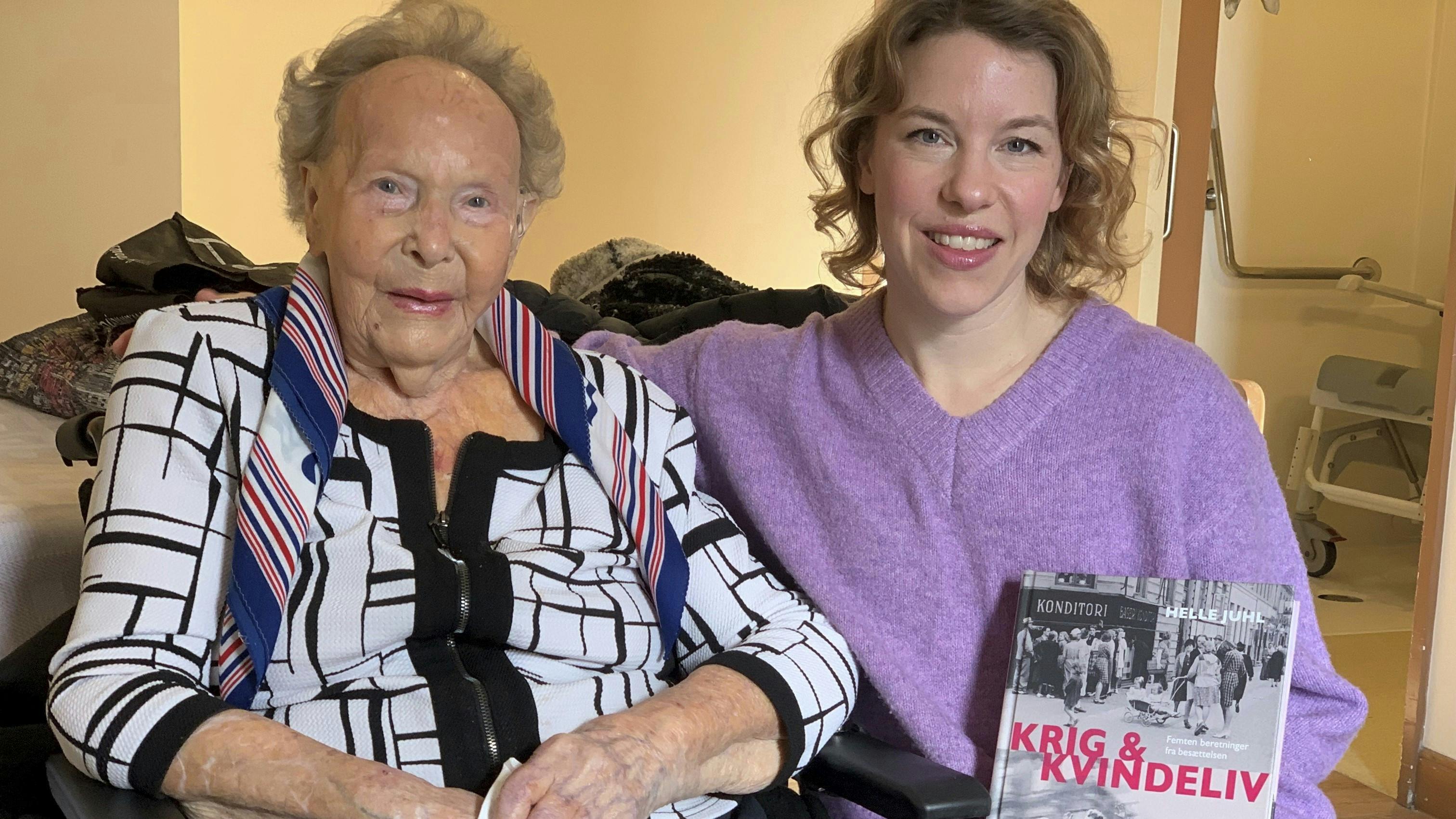 Gudrun Mortensen, enke efter modstandsmand, gift igen og bosat i Canada, med sit barnebarn Charlene og bogen "Krig & kvindeliv" af Helle Juhl, der blandt andet rummer et kapitel om Gudruns livshistorie.