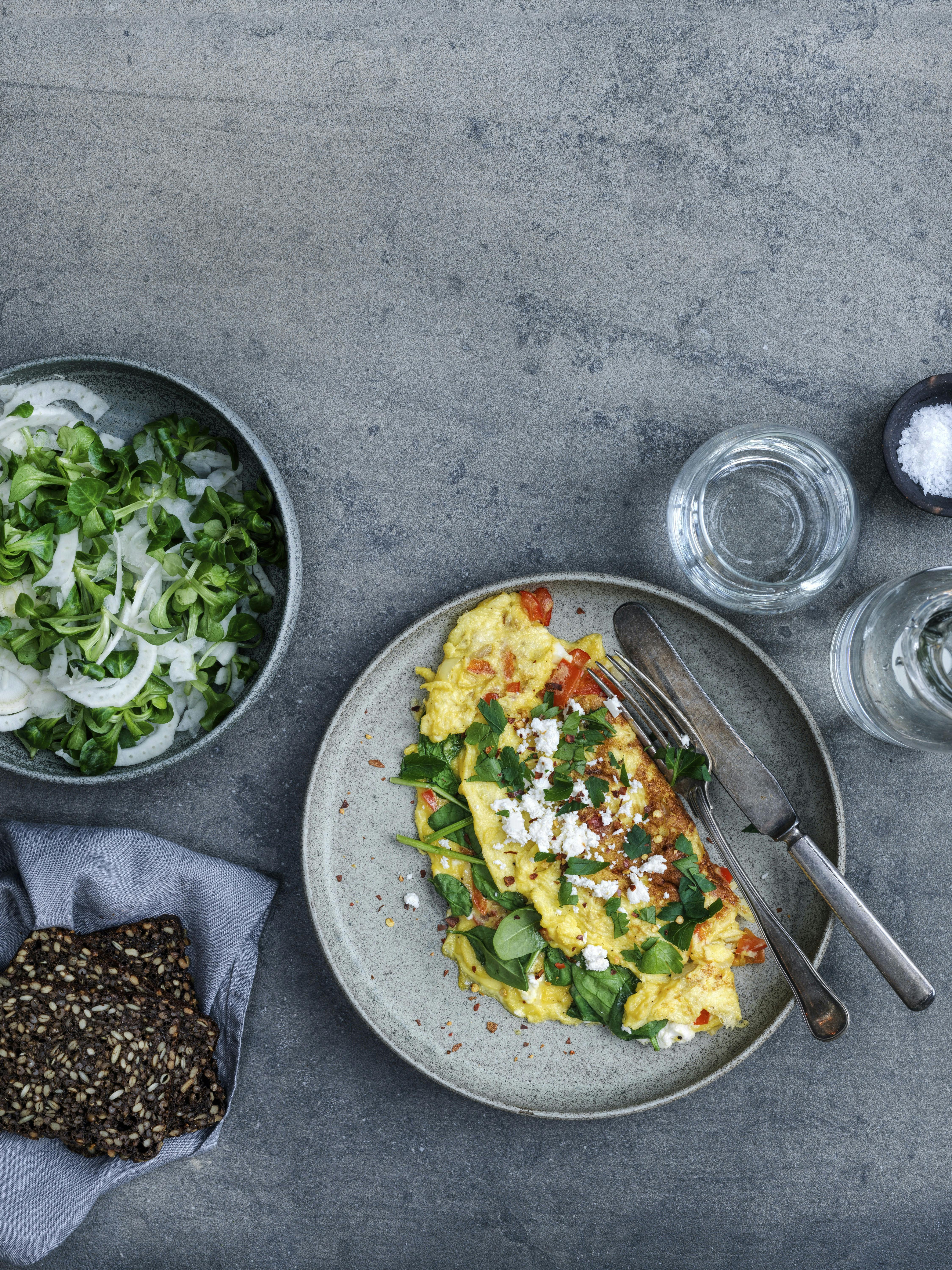 Omelet med spinat, feta og chili