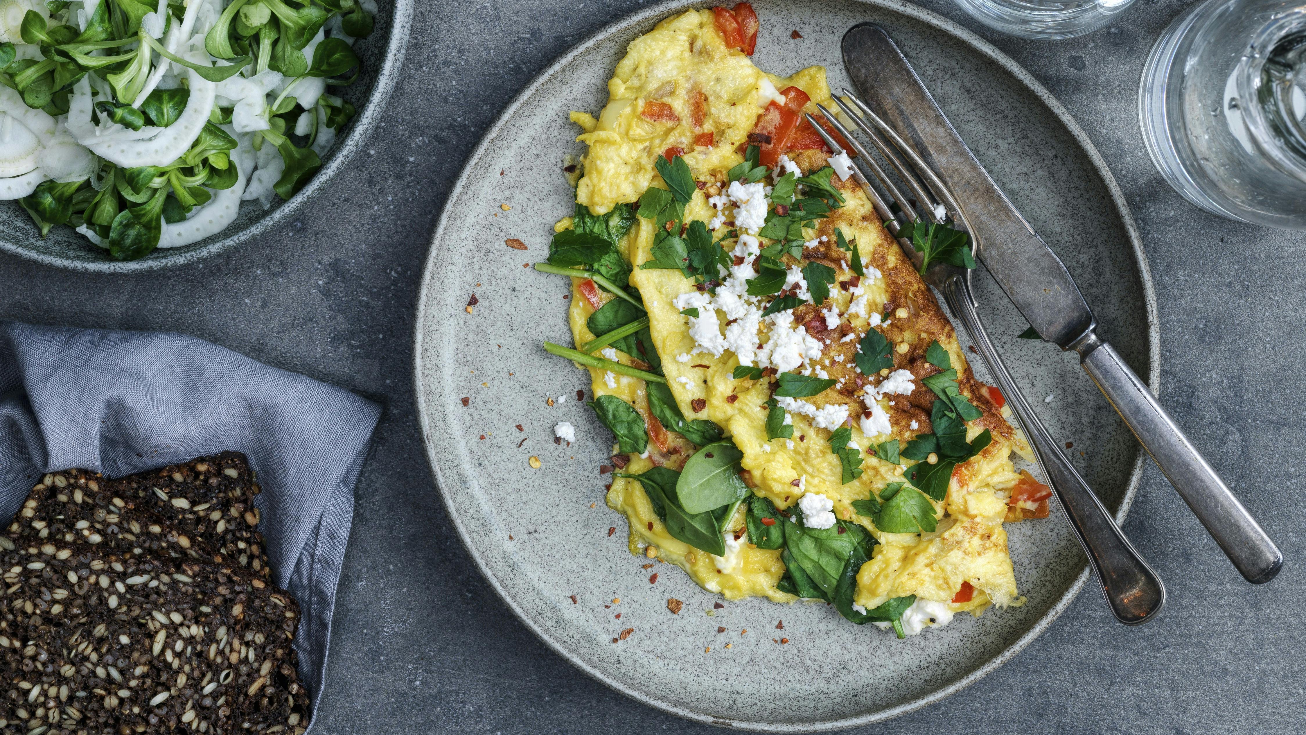 Omelet med spinat, feta og chili