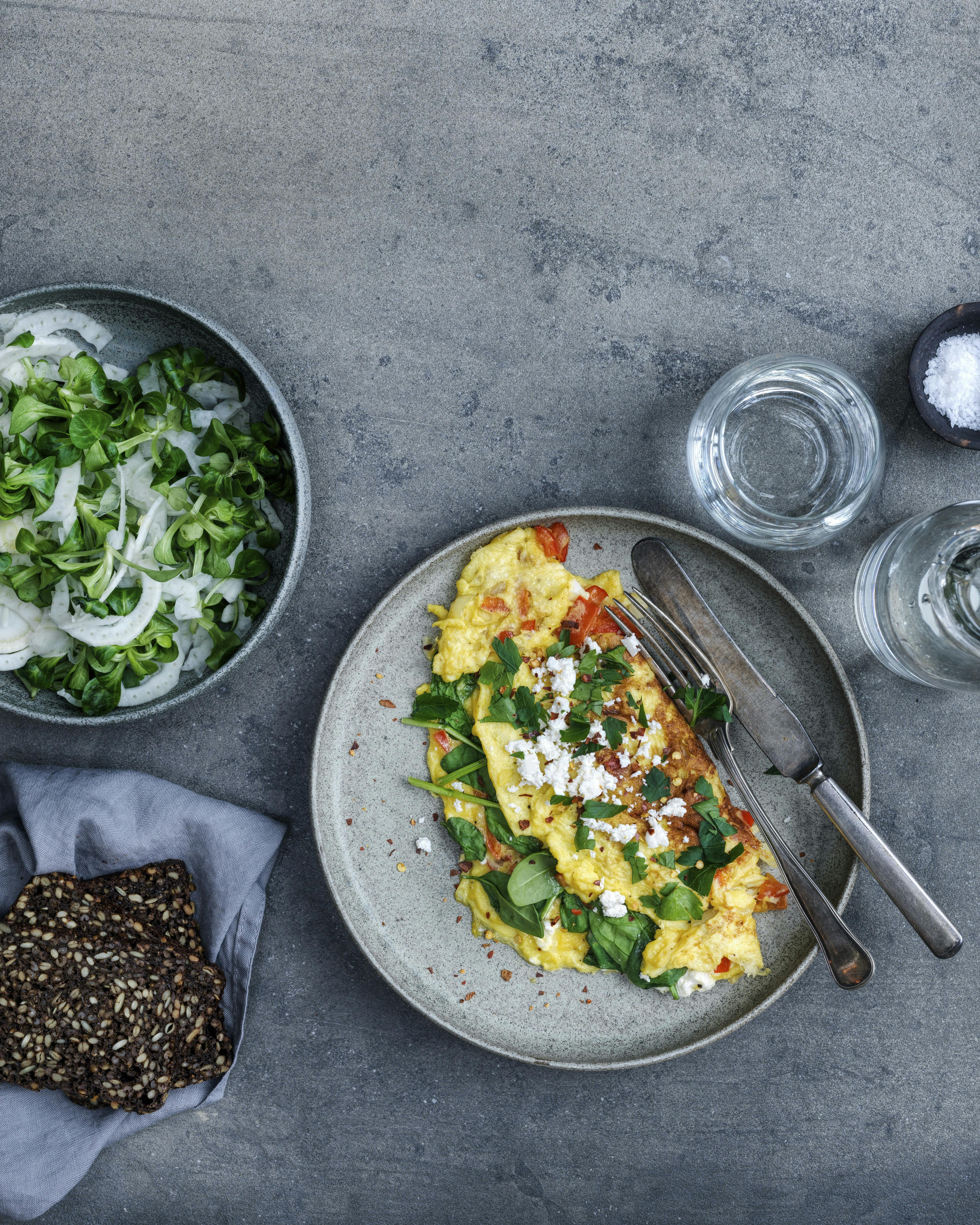 Omelet med spinat, feta og chili