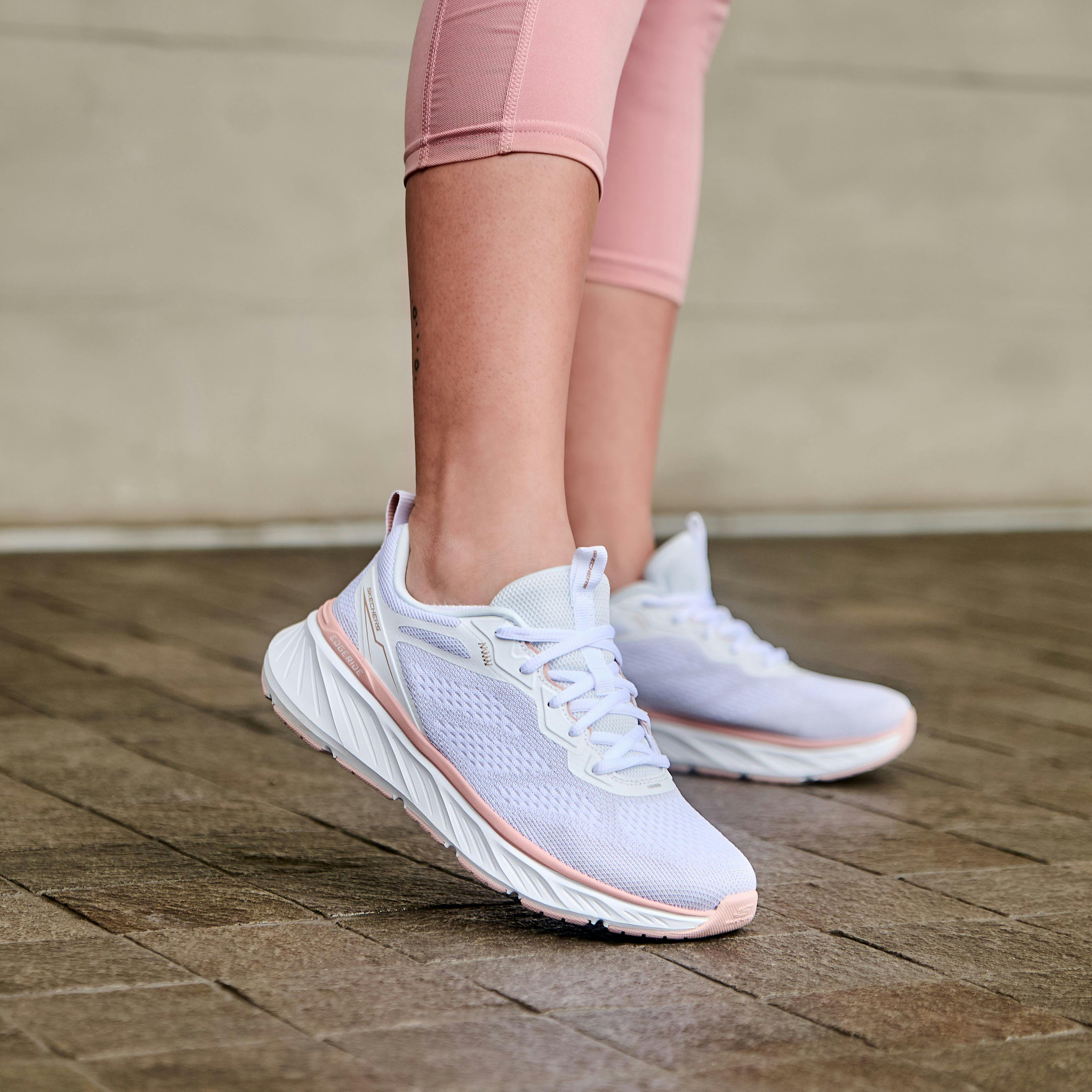 https://imgix.familiejournal.dk/2025-03-14/150471WNT--RELAXED-FIT_Skechers_Vind.jpg