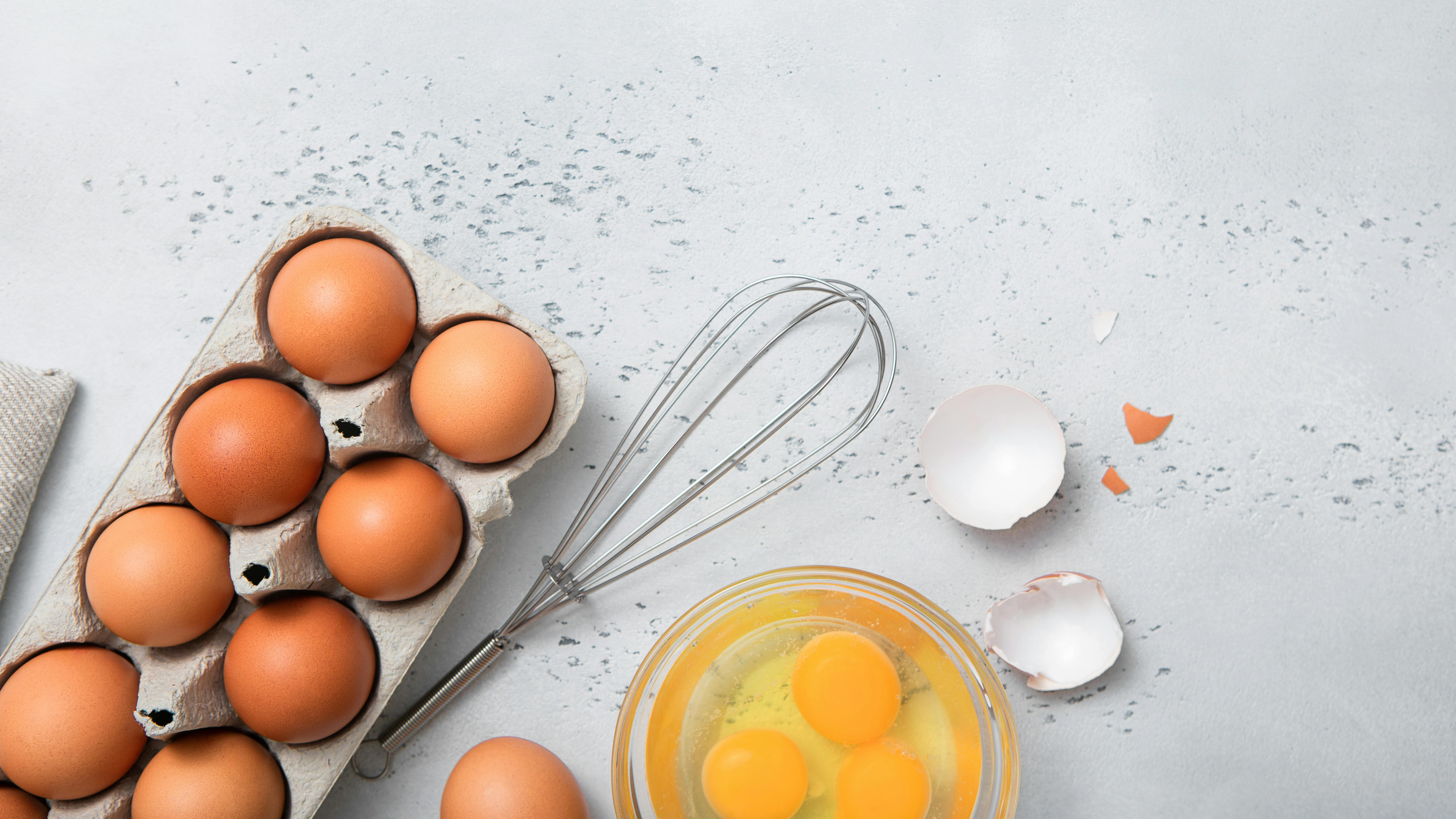 Brune æg i æggebakke