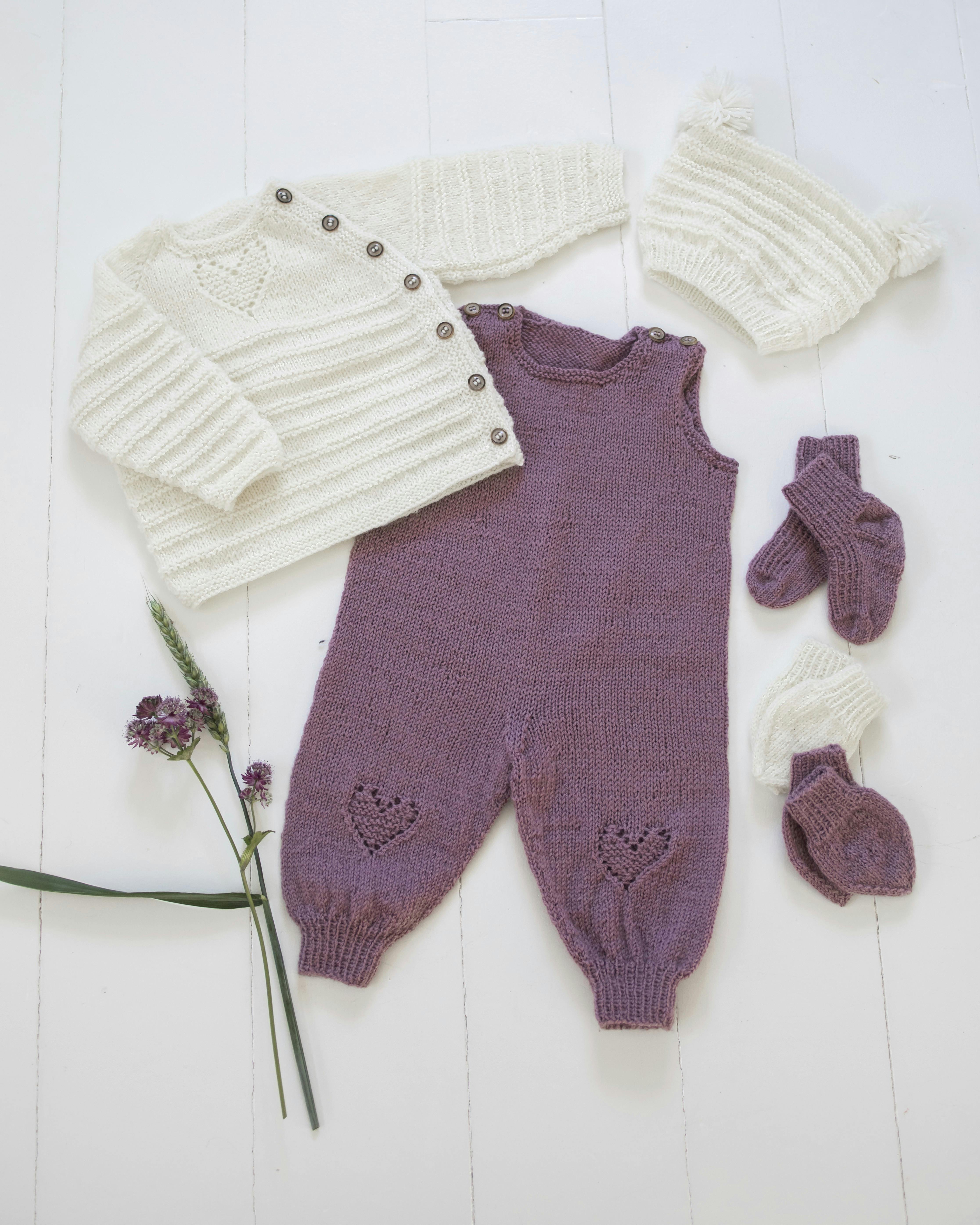 Buksedragt med trøje, hue og vanter