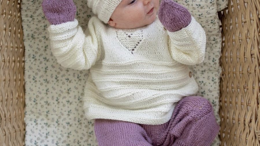 Strik til baby: Sødt babysæt med hvid trøje og lyserøde bukser