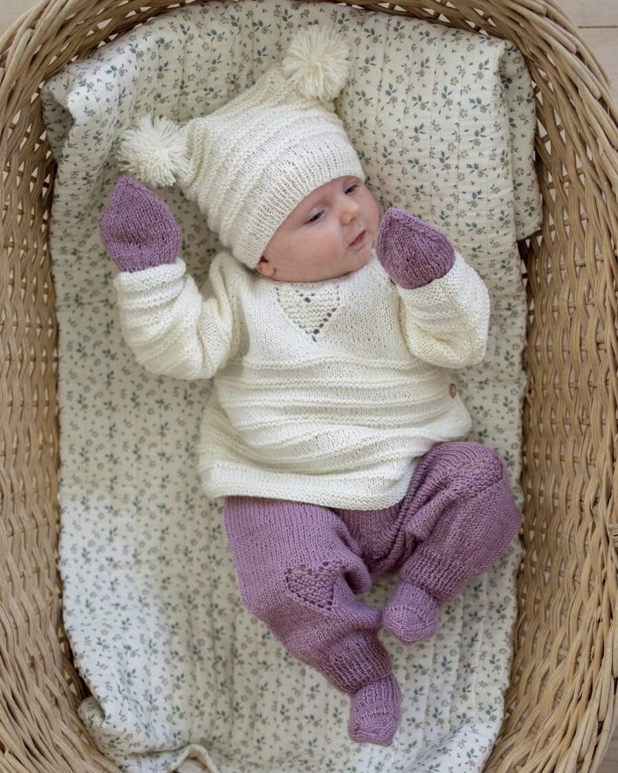 Strik til baby: Sødt babysæt med hvid trøje og lyserøde bukser