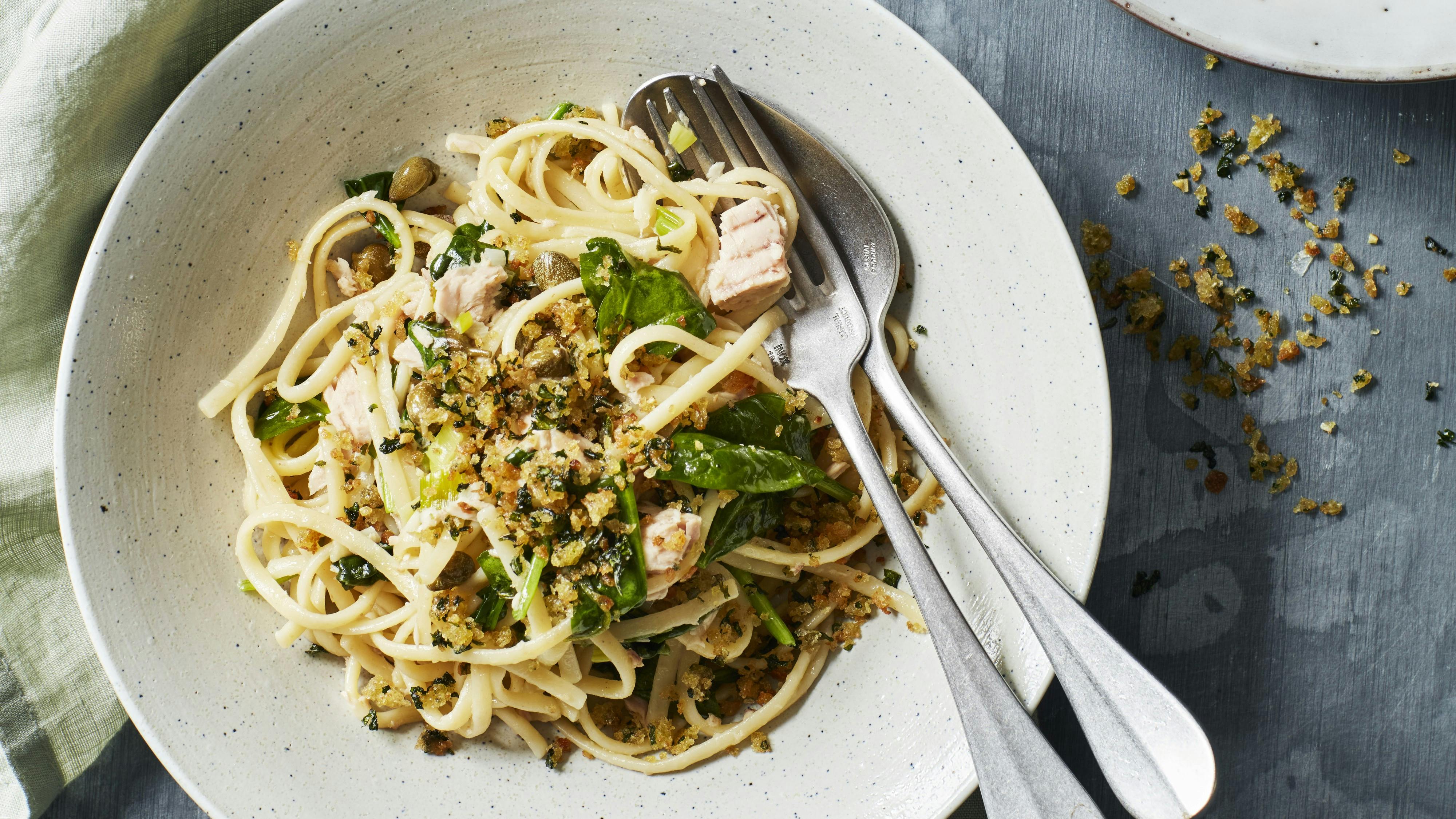 Pasta med tun og brødkrummer