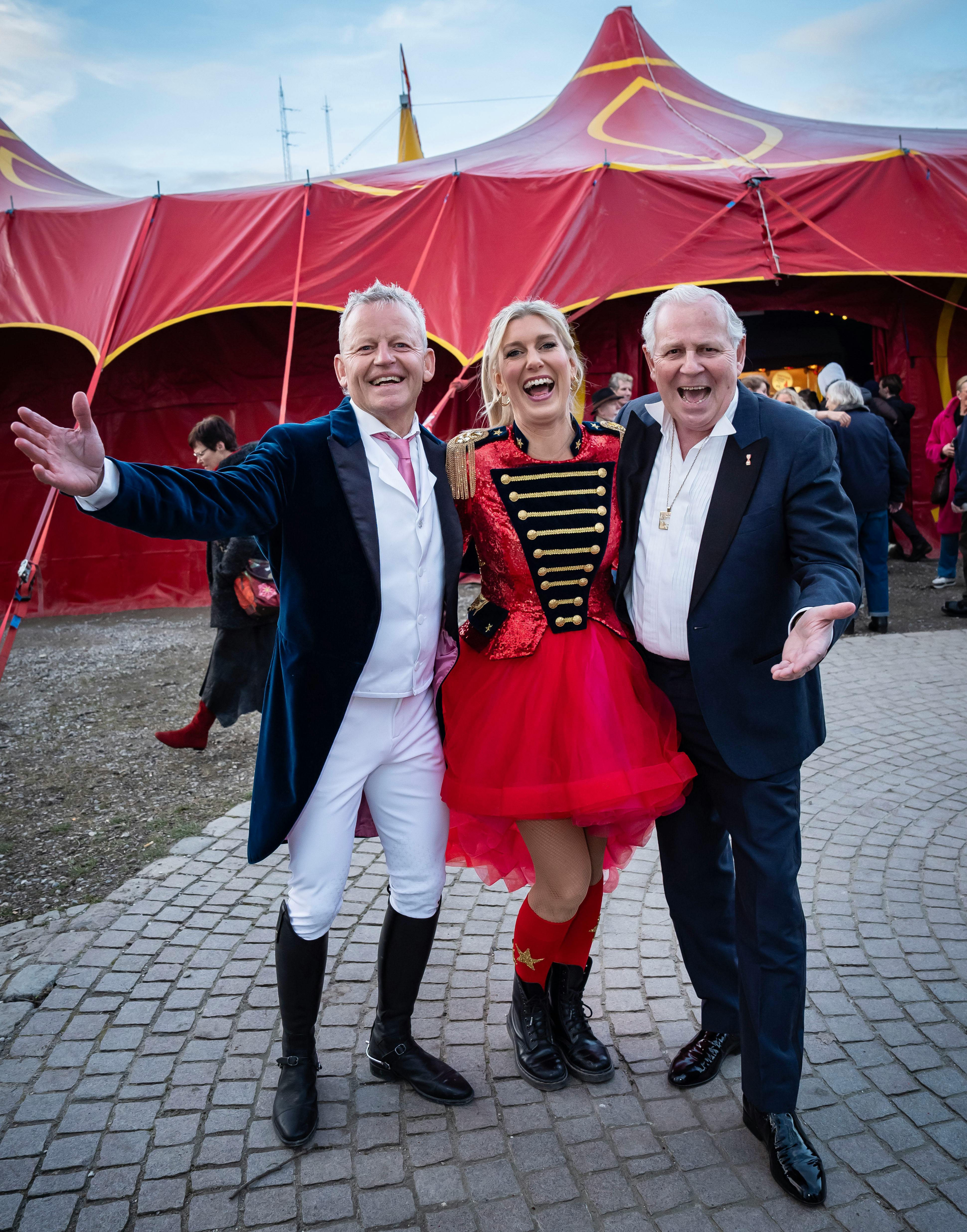 Benny Berdino, cirkusdirektør i Cirkus Arena, med sprechstallmeisterne Bubber og Malene Qvist