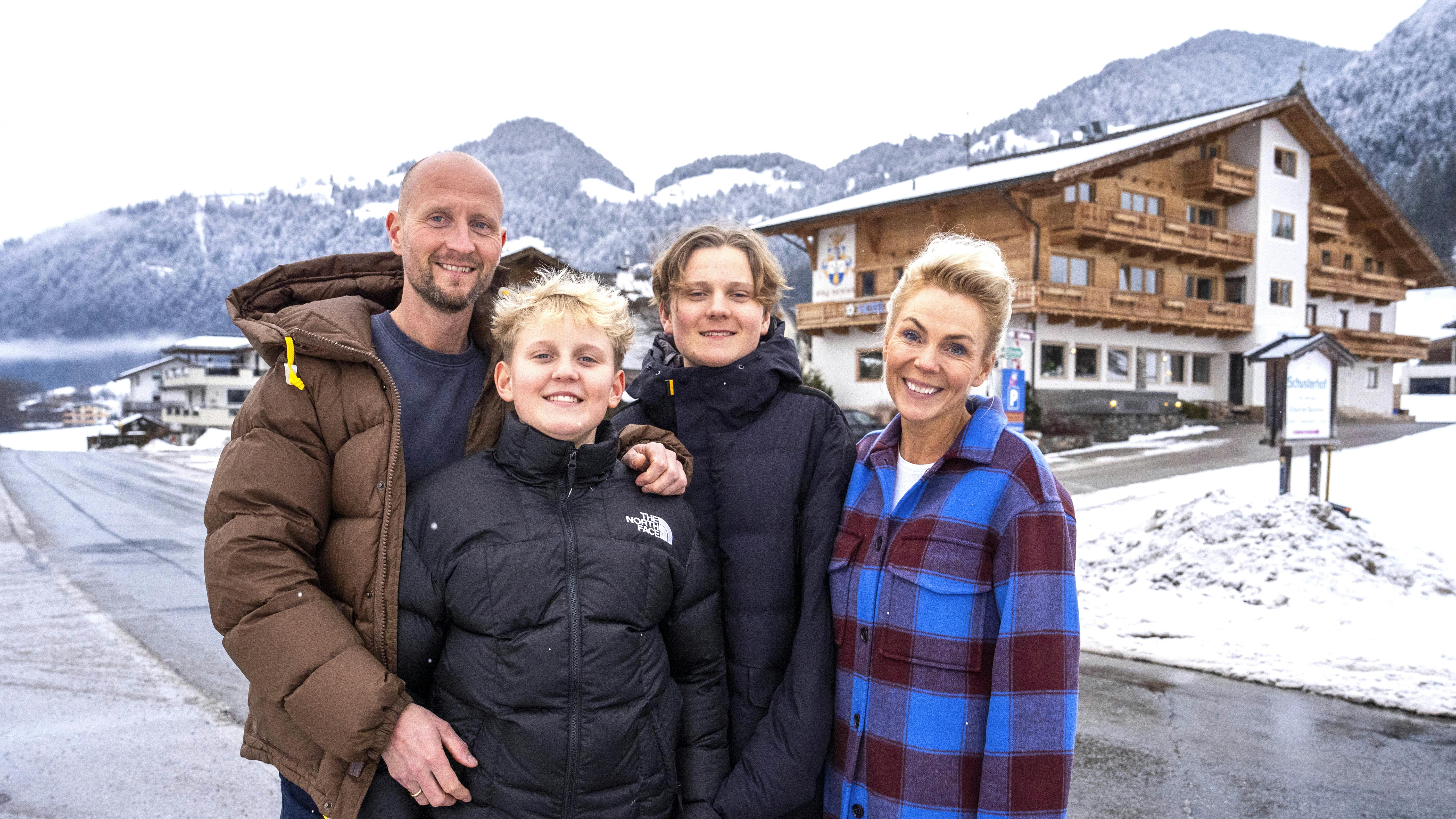 Lene, Anders, Arthur og Otto Beier foran Hotel Edelweiss by Beier, som Lene og Anders har købt.