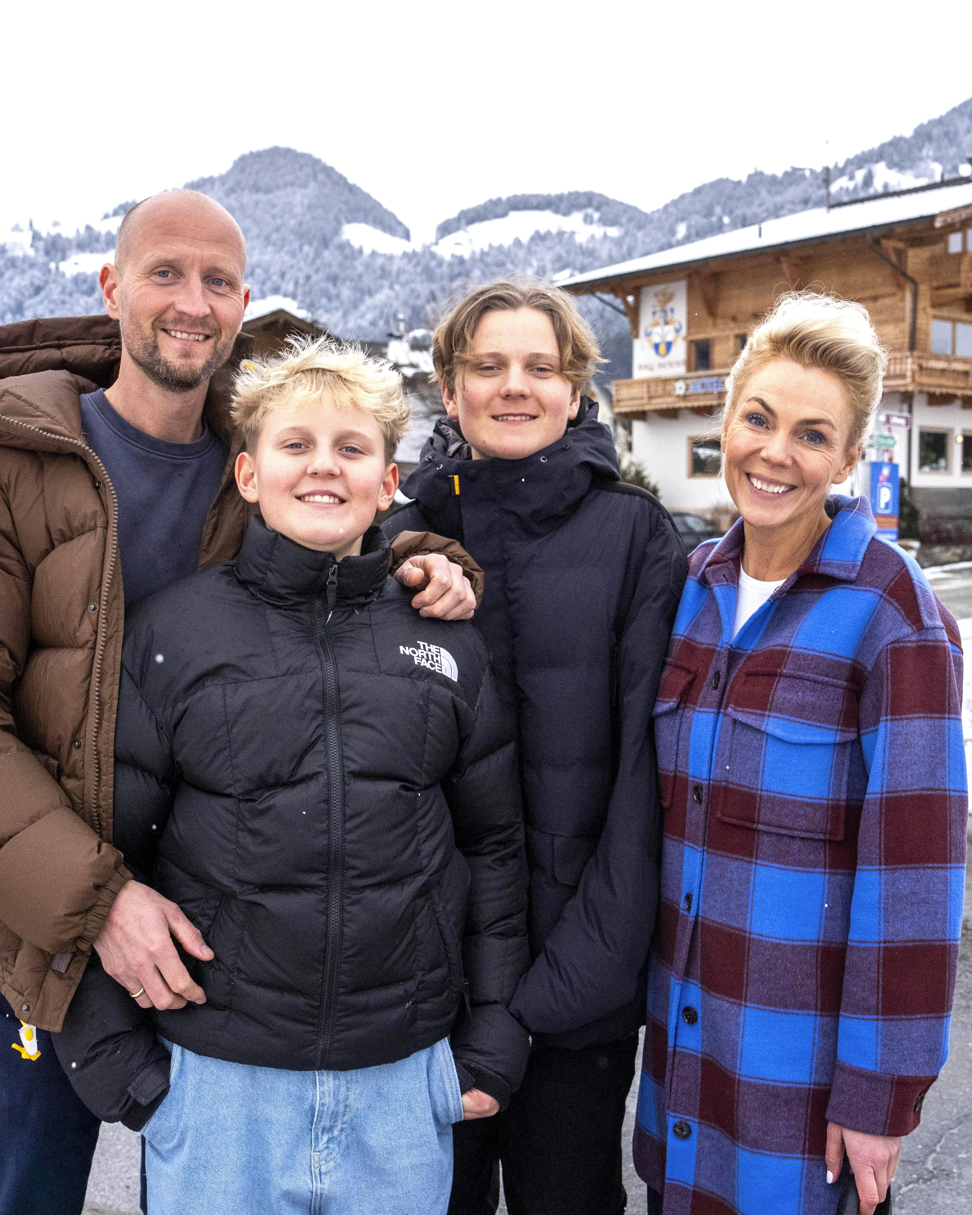 Lene, Anders, Arthur og Otto Beier foran Hotel Edelweiss by Beier, som Lene og Anders har købt.