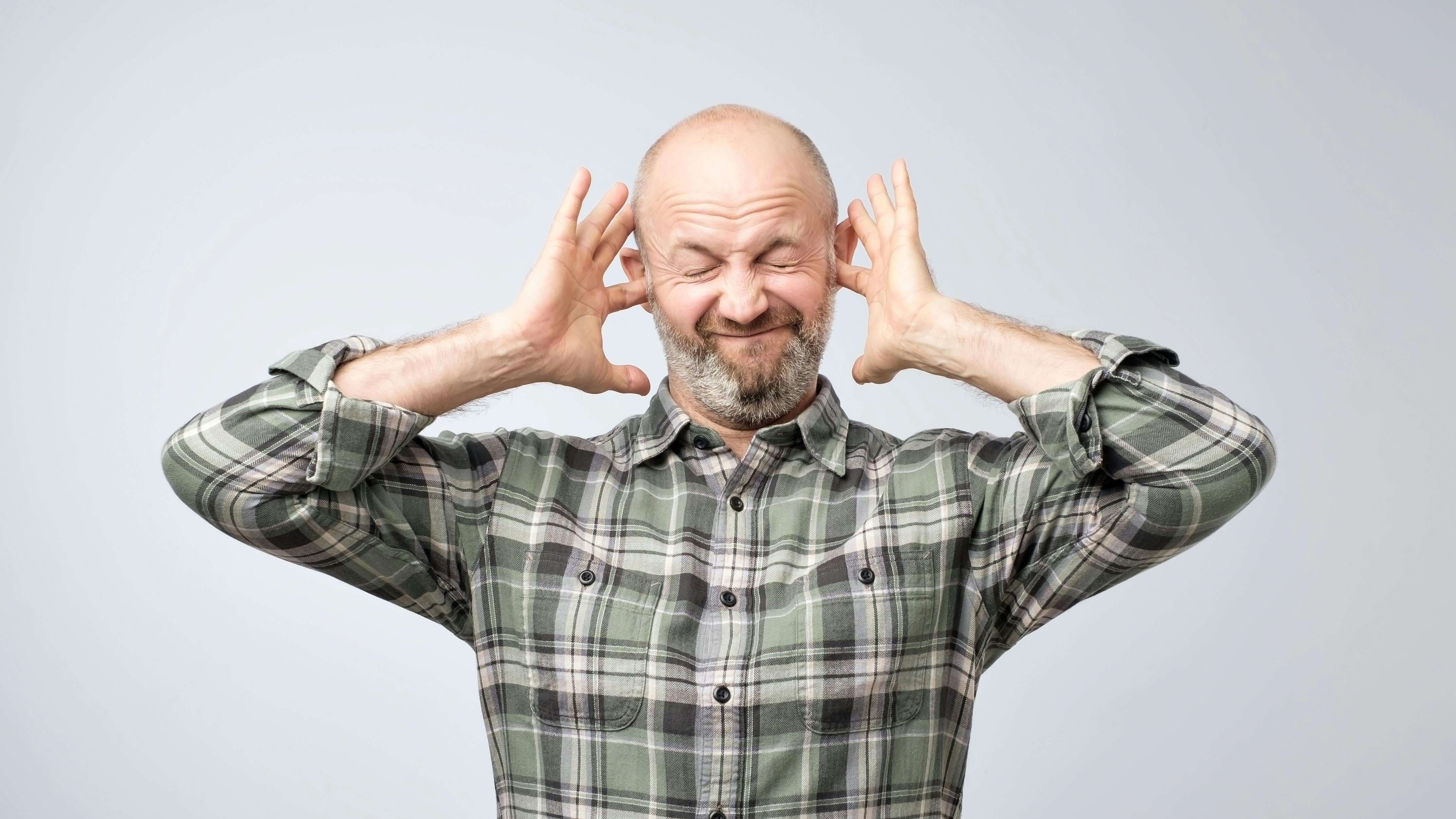 Mand, der klør sig i ørerne