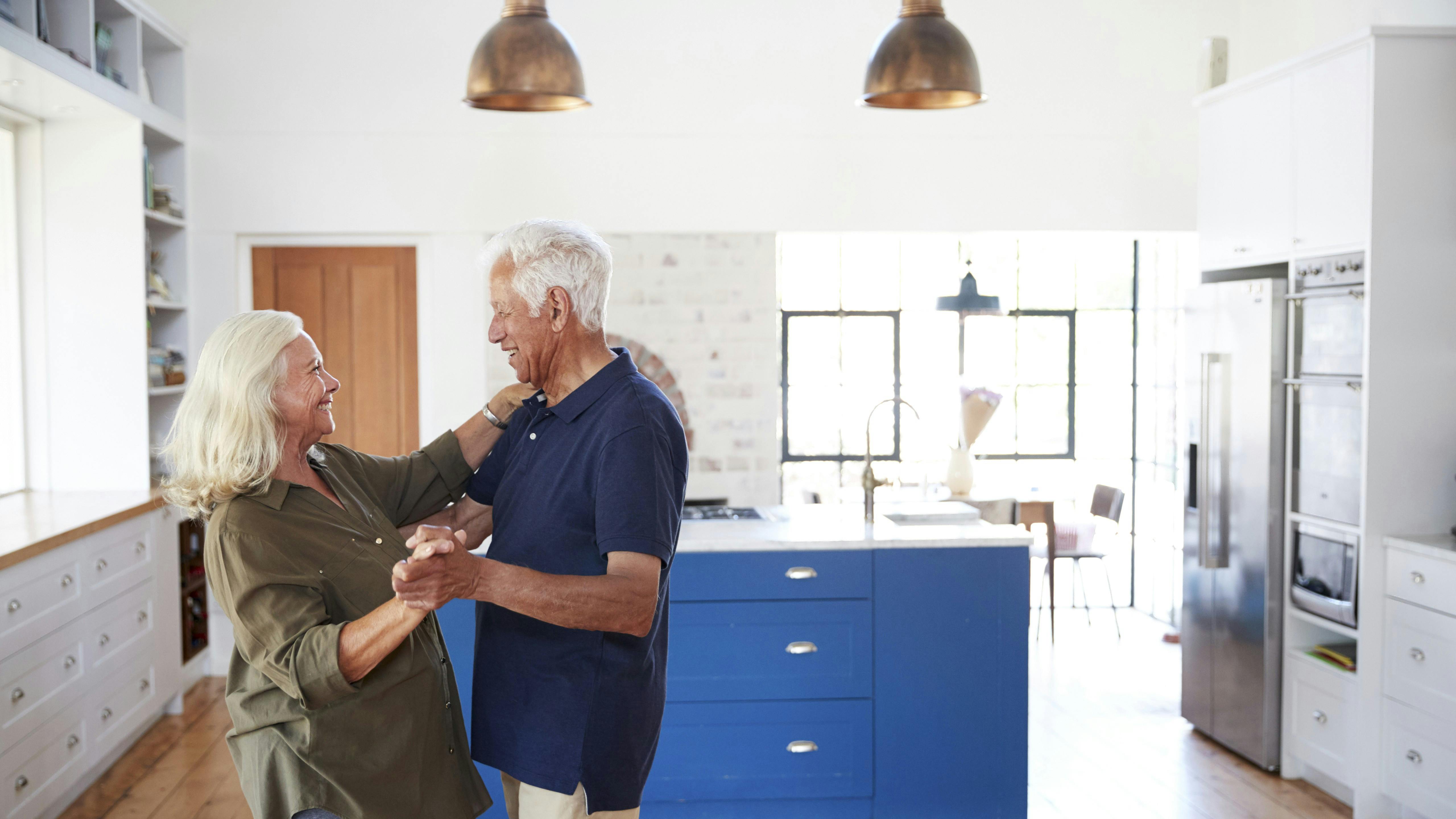 Par der danser i køkkenet