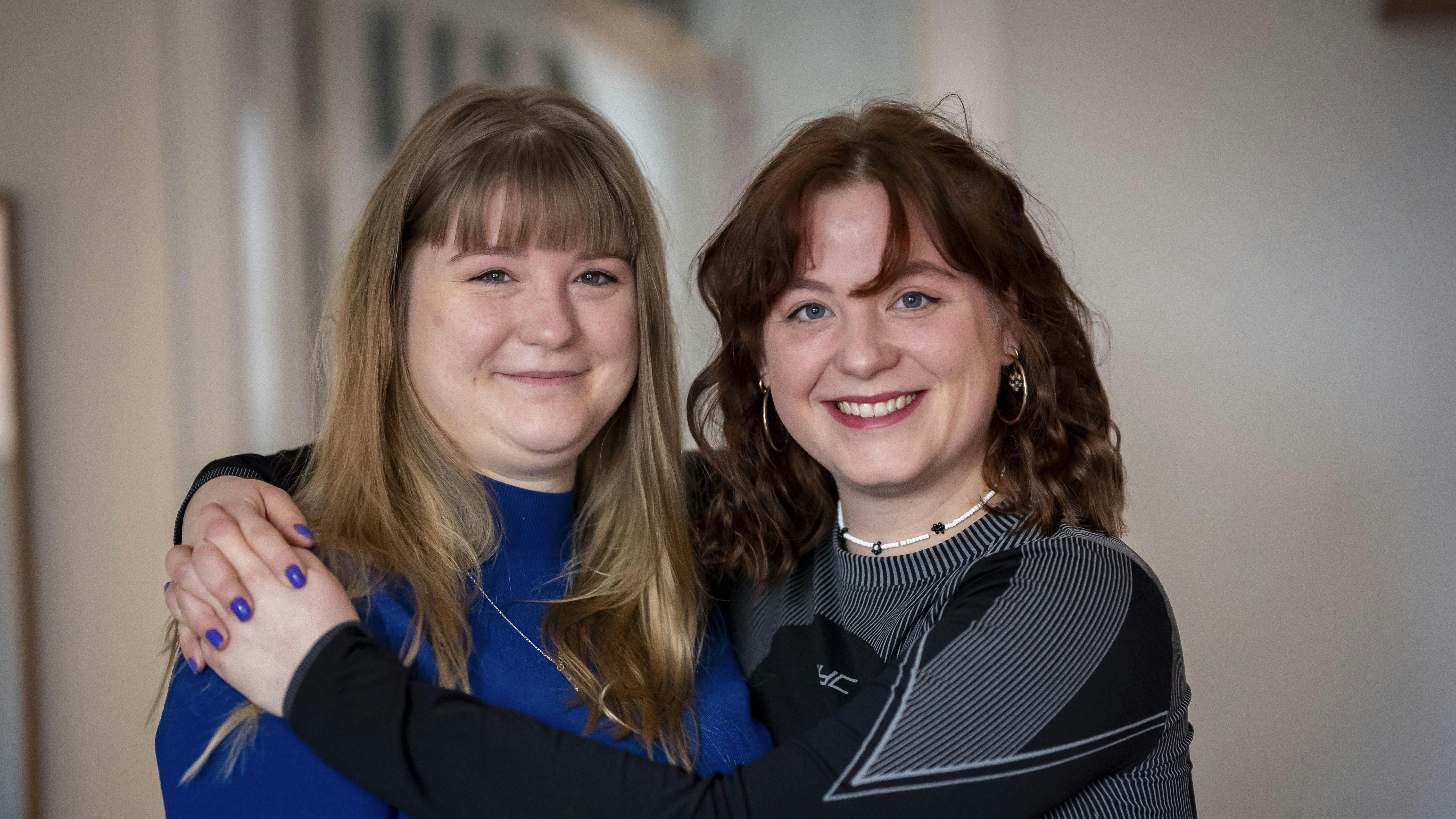 25-årige Sidsel og Miranda har altid været tæt forbundne, og sorgen og savnet efter deres mor har kun forstærket båndet.