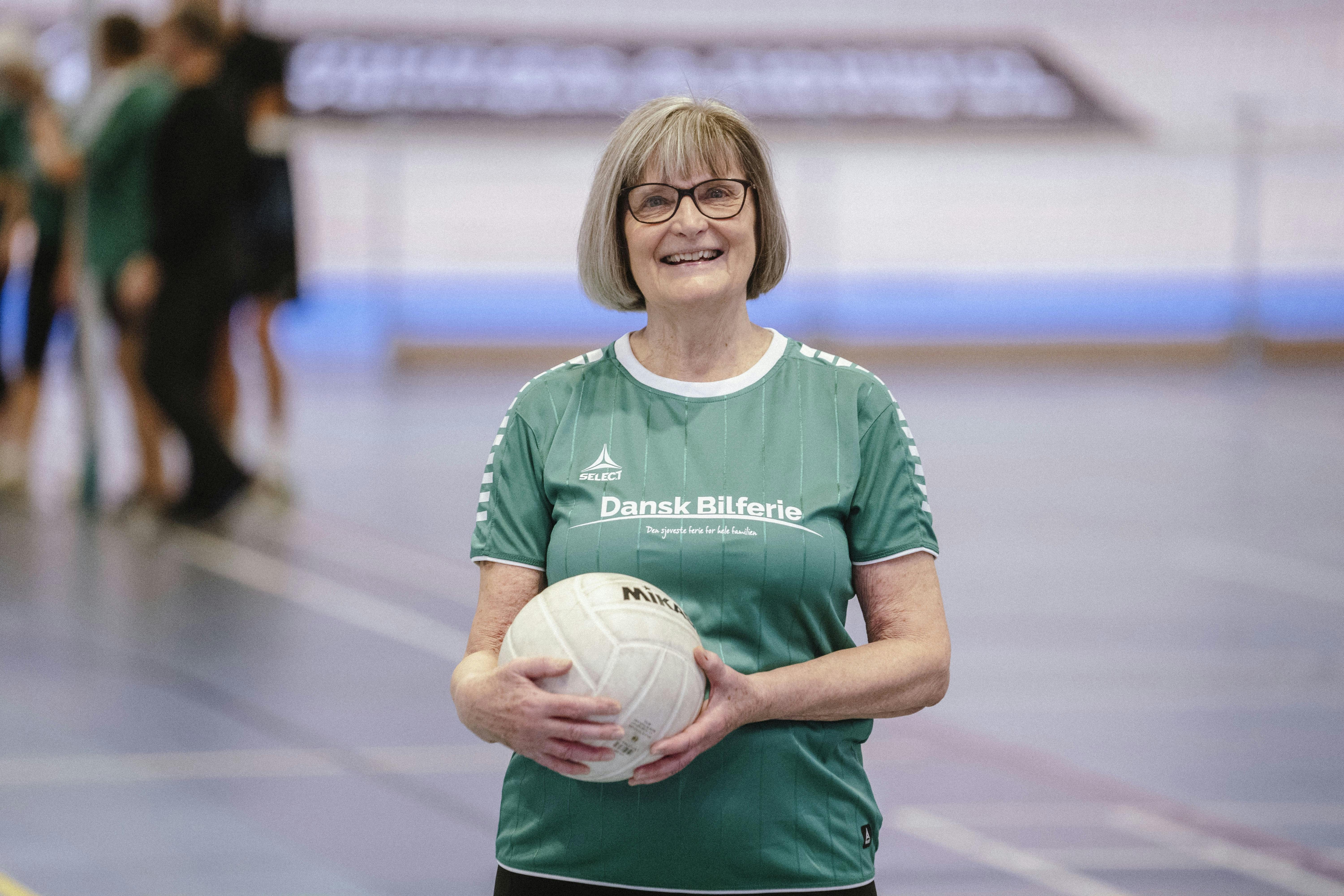 73-årige Alice Zachariassen spiller Bedstevolley i Ballerup, fordi hun gerne vil holde sig sund og rask. 