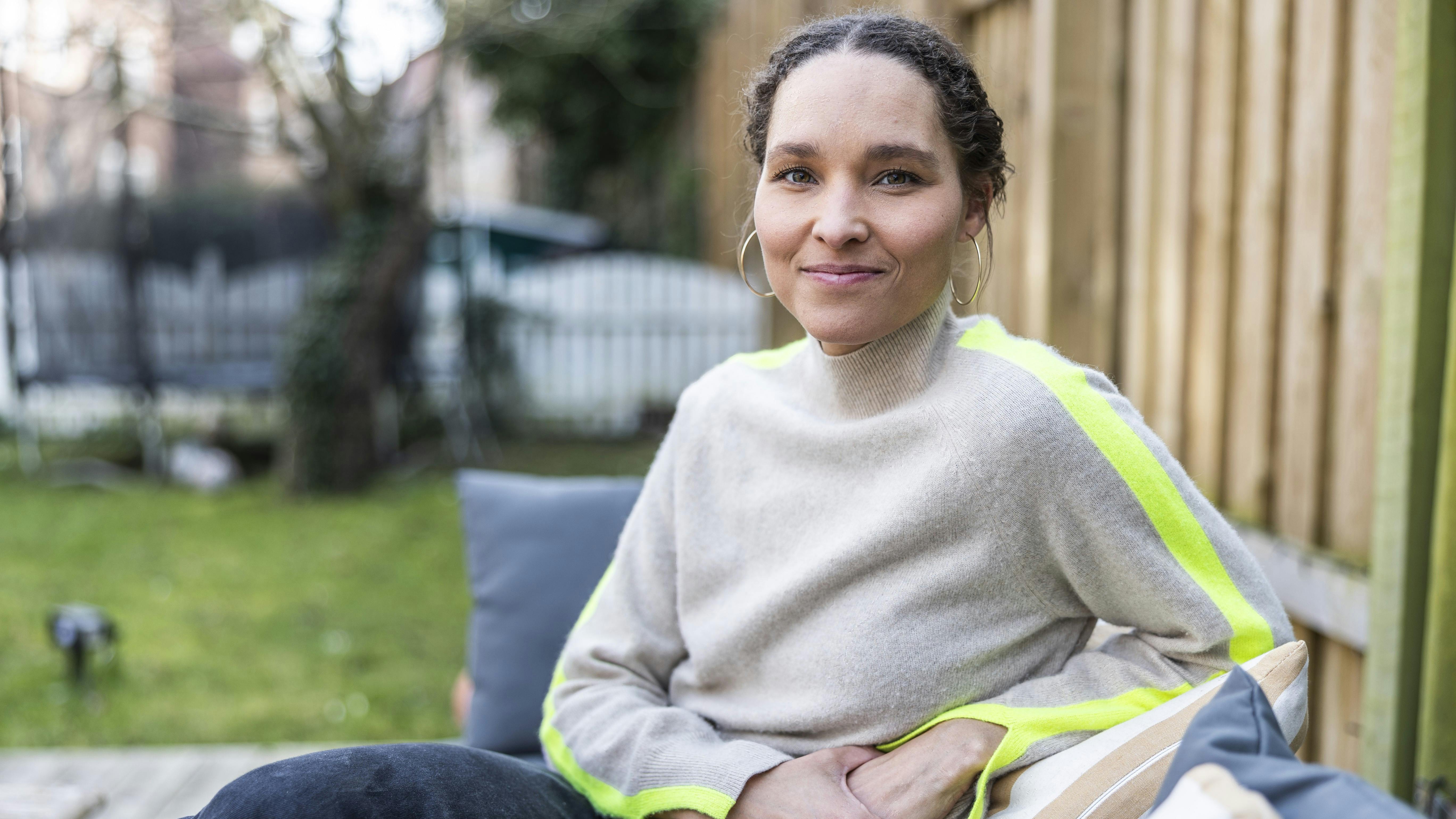 Selv om Nola Grace Gaardmand Barsøe er en garvet journalist med mange interview bag sig, er hun nervøs som aldrig før, da hun rejser til Sydafrika for at sætte sin mor i stævne.