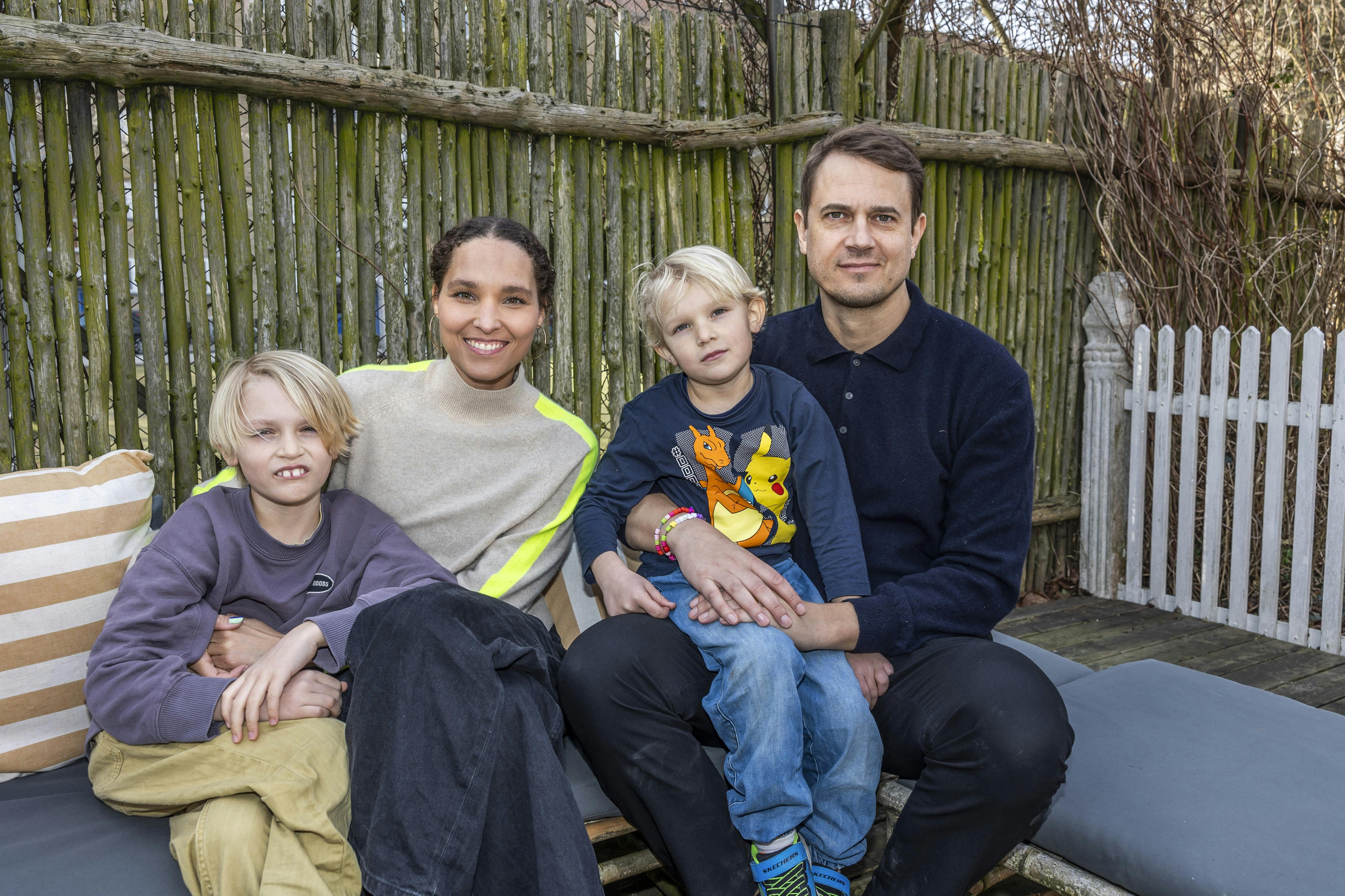 Nola er gift med radiovært Magnus Barsøe, som hun har to sønner med. Selv at stifte familie har ændret hendes syn på de valg, hendes egen mor tog.