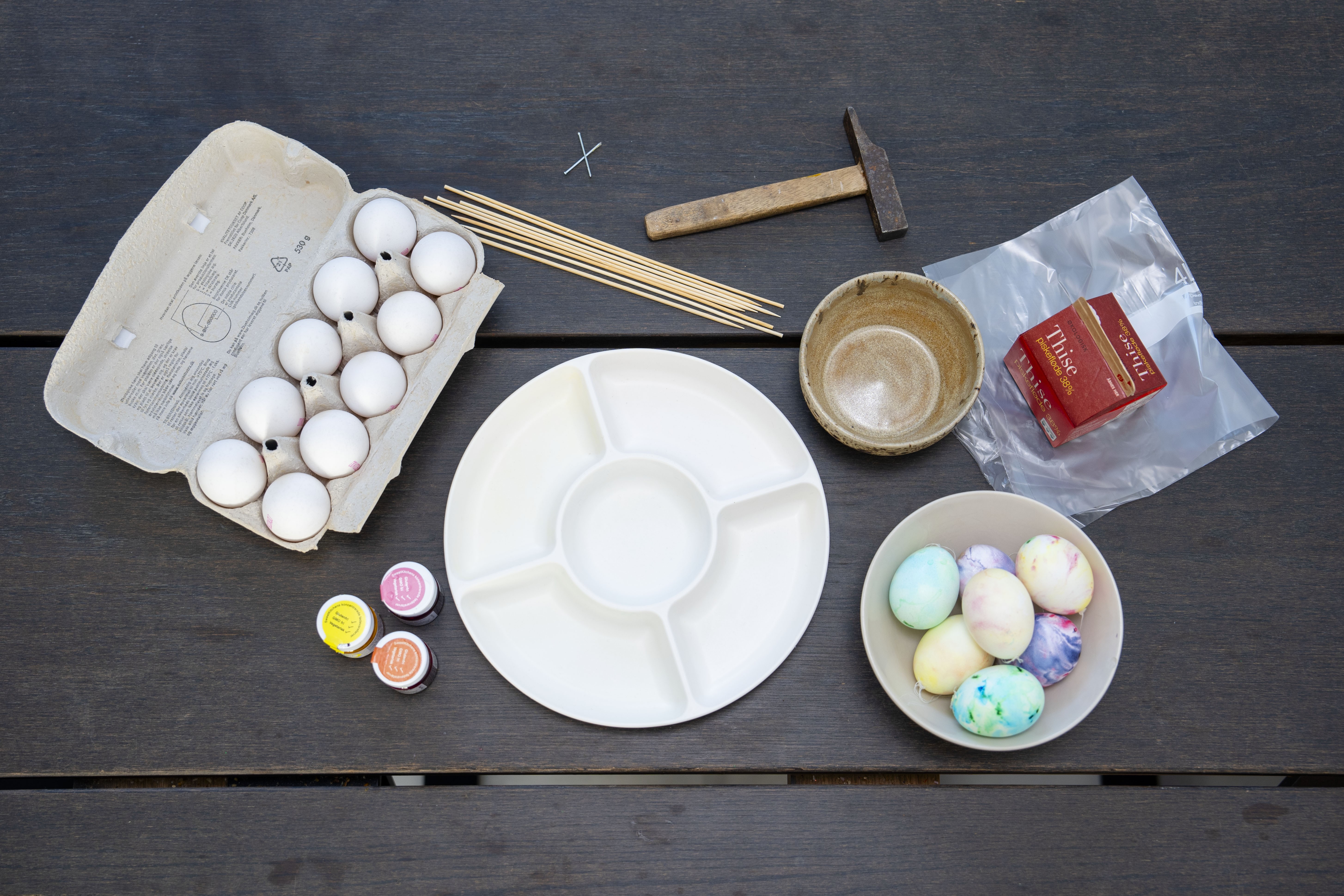 Du skal bruge: Pustede æg, pastafarve el. frugtfarve, flødeskum (fra dåse eller pisk selv), grillspyd, evt. sytråd til ophæng.