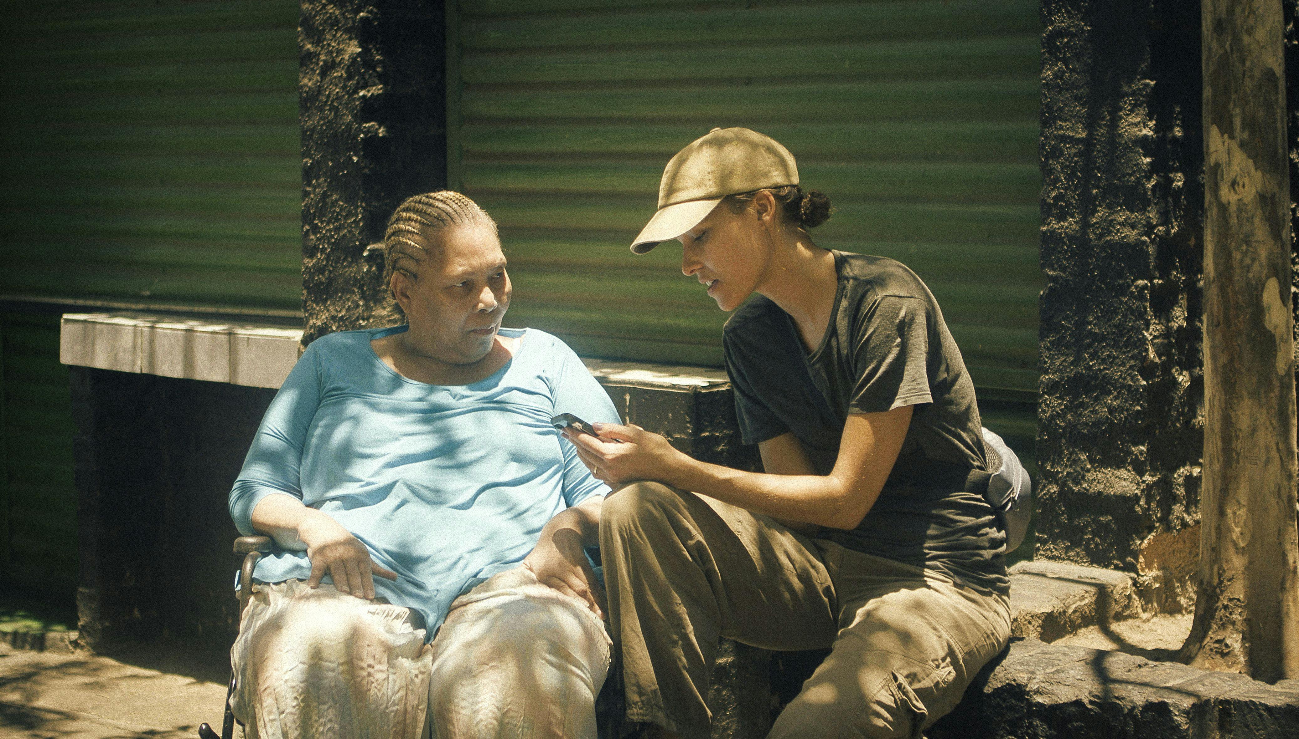 Tavsheden mellem mor og datter brydes efter mange år, da Nola sætter sig for at undersøge, hvad hendes mor blev udsat for under apartheidregimets styre.