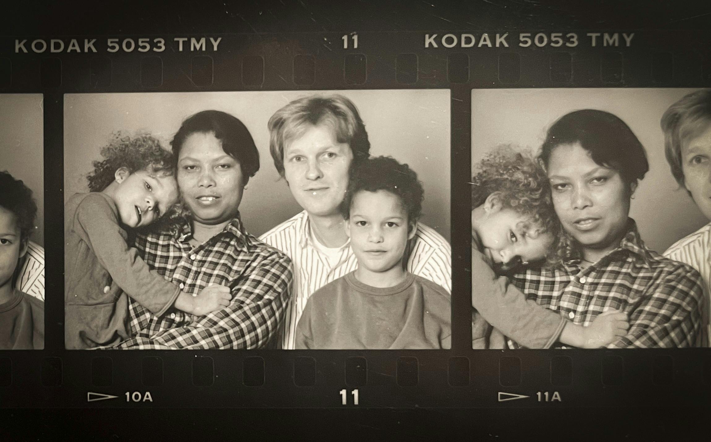 I 1970’erne flyttede Nolas mor til New York for at finde den frihed, hun manglede i sit hjemland. Her mødte hun Nolas far, en jazzmusiker fra Danmark.