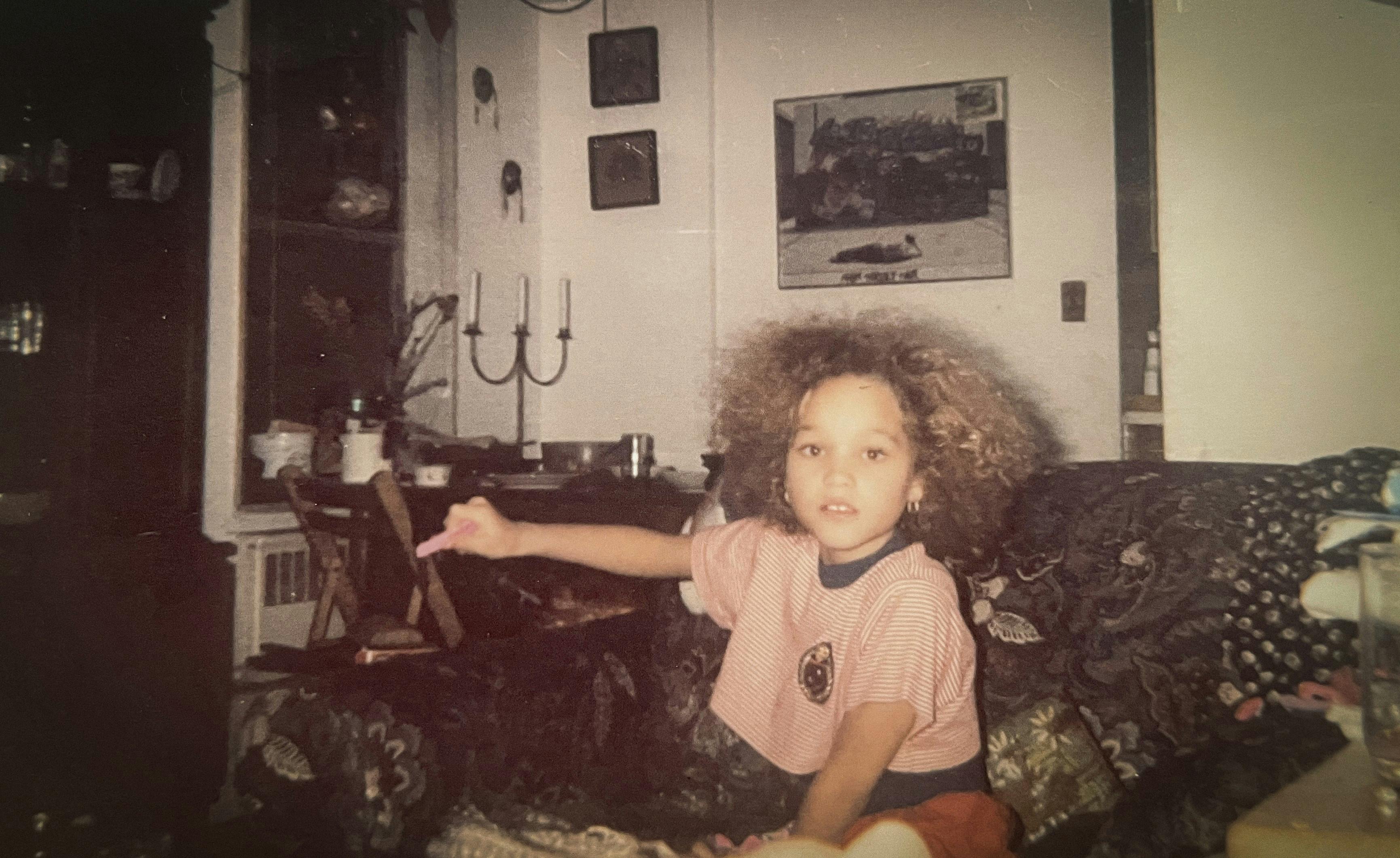 Nolas opvækst i New York og Danmark var kaotisk og præget af morens alkoholmisbrug.