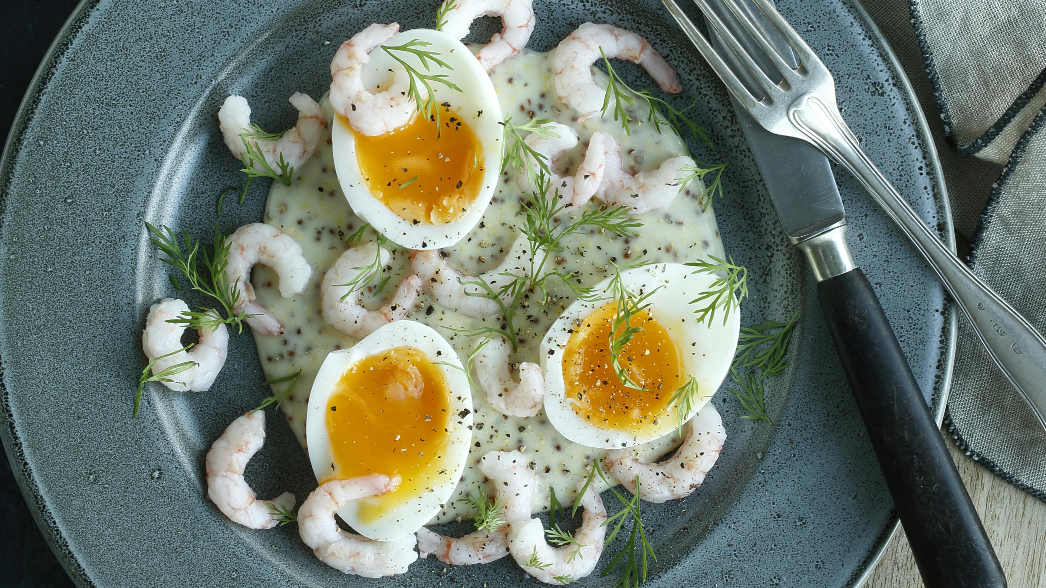 Skidne æg med fjordrejer