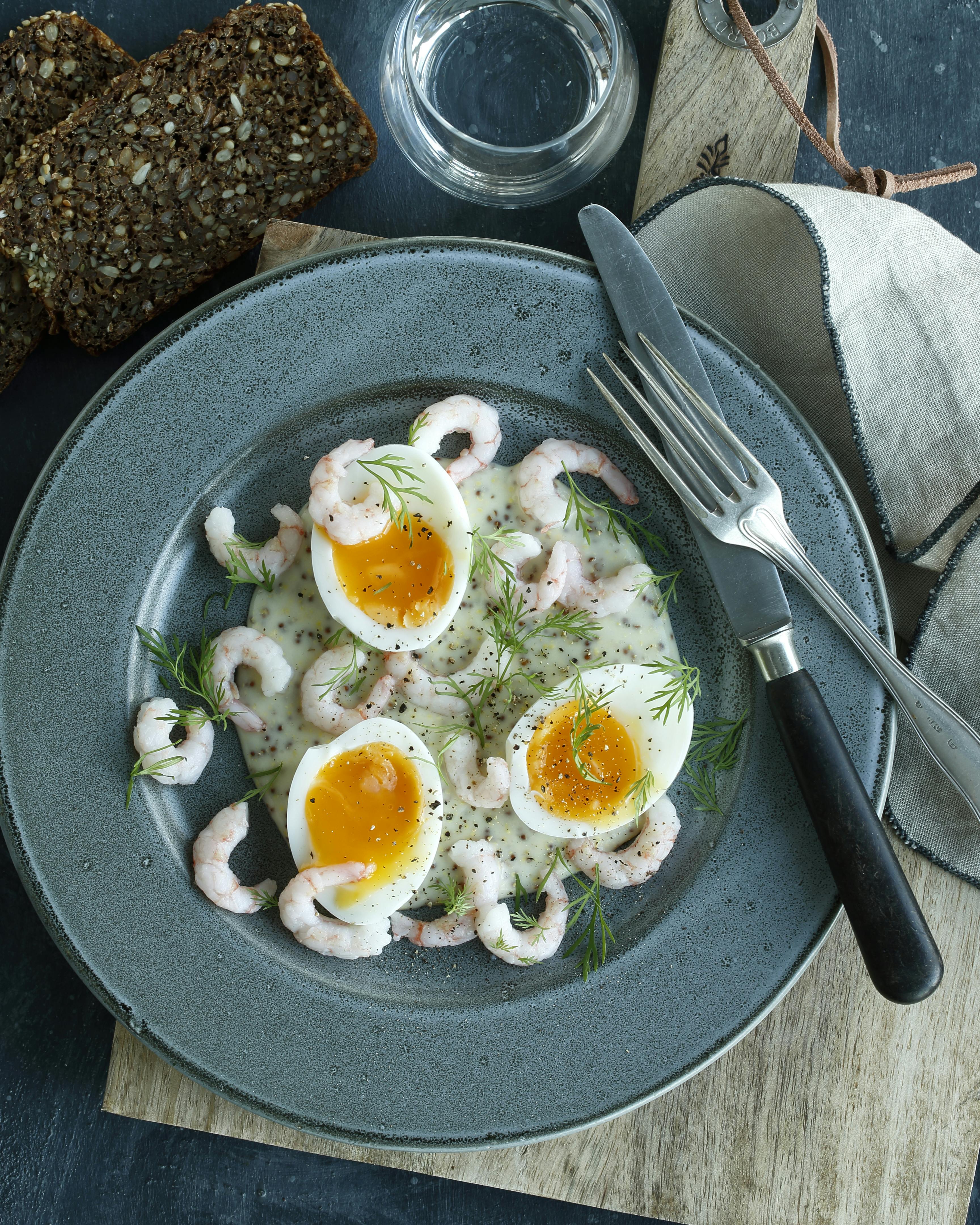 Skidne æg med fjordrejer