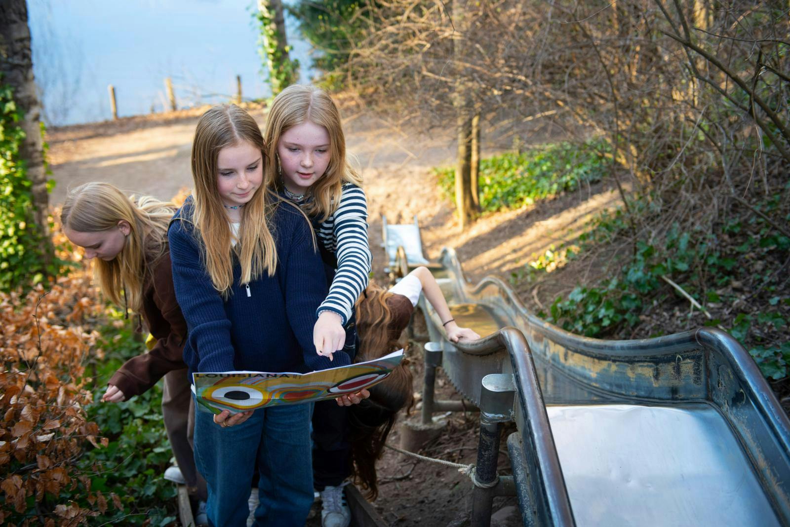 Børn, der kigger på skattekort